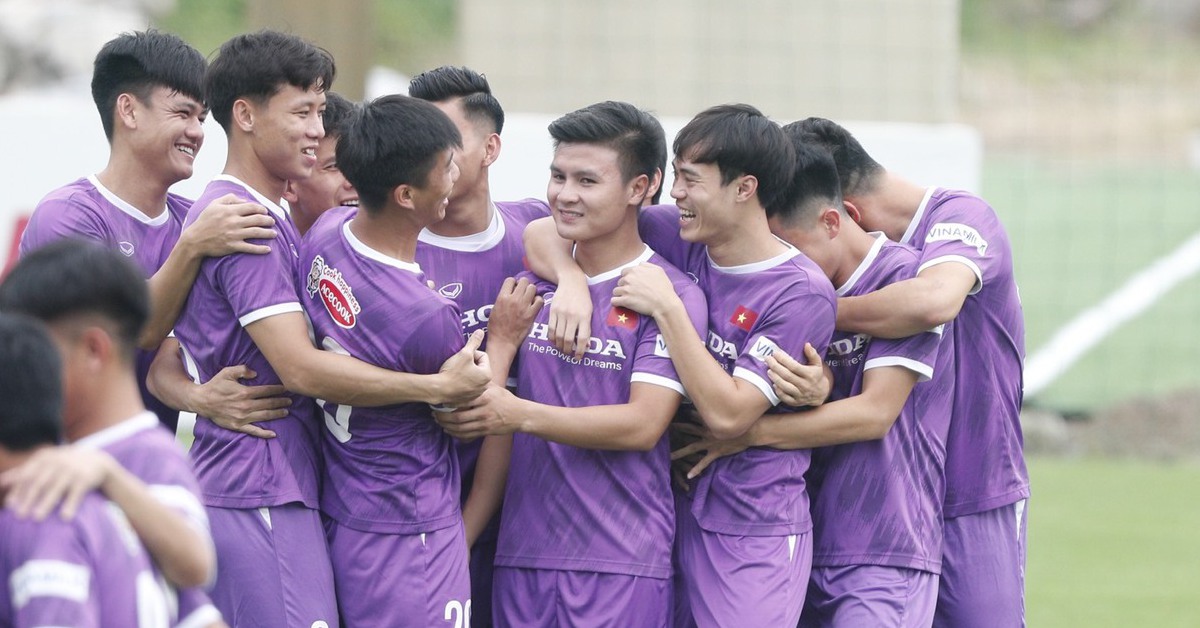 Quang Hai, Van Toan shake hands to celebrate their reunion in Vietnam Tel