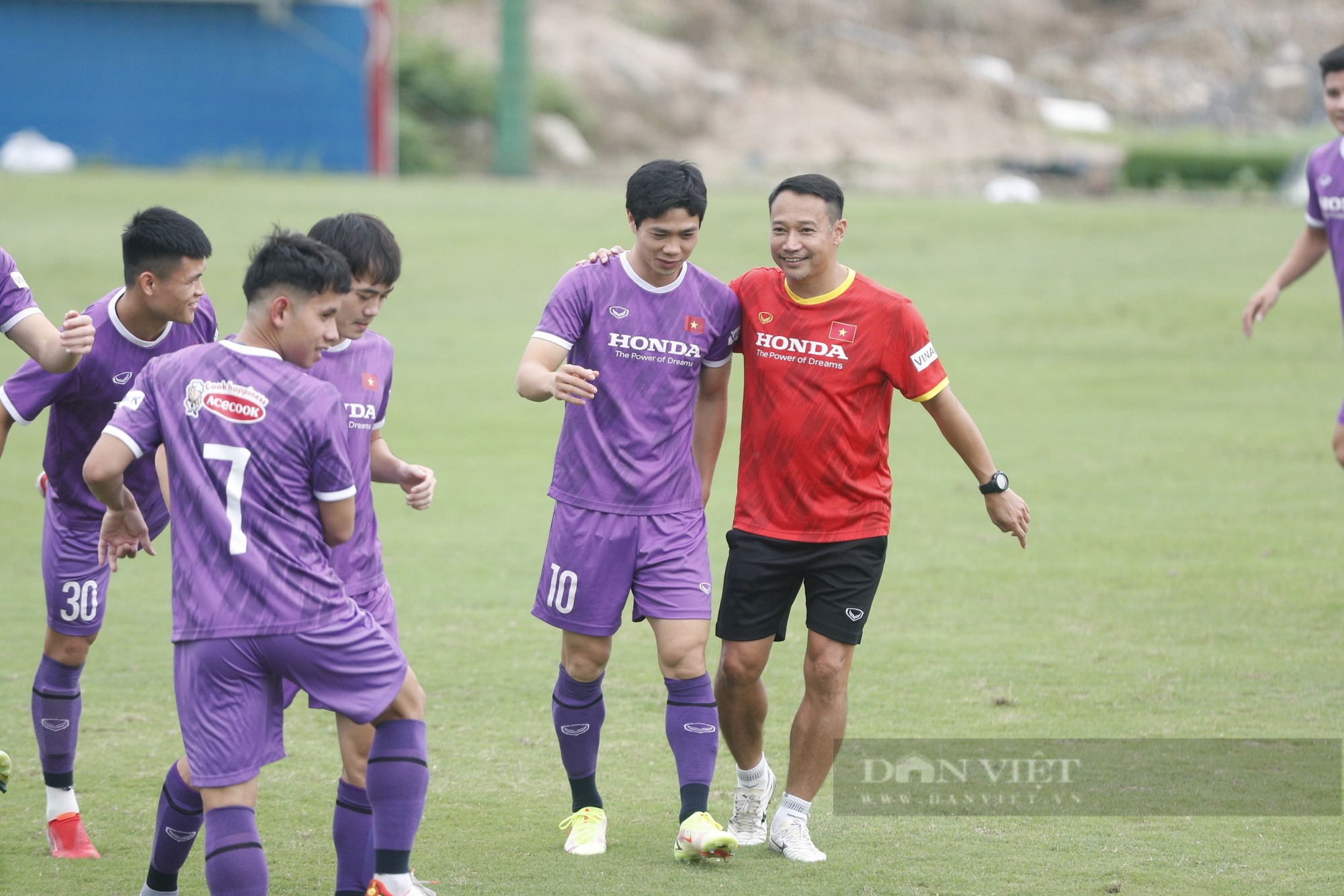 Quang Hai and Van Toan shook hands while playing the game - Photo 5.