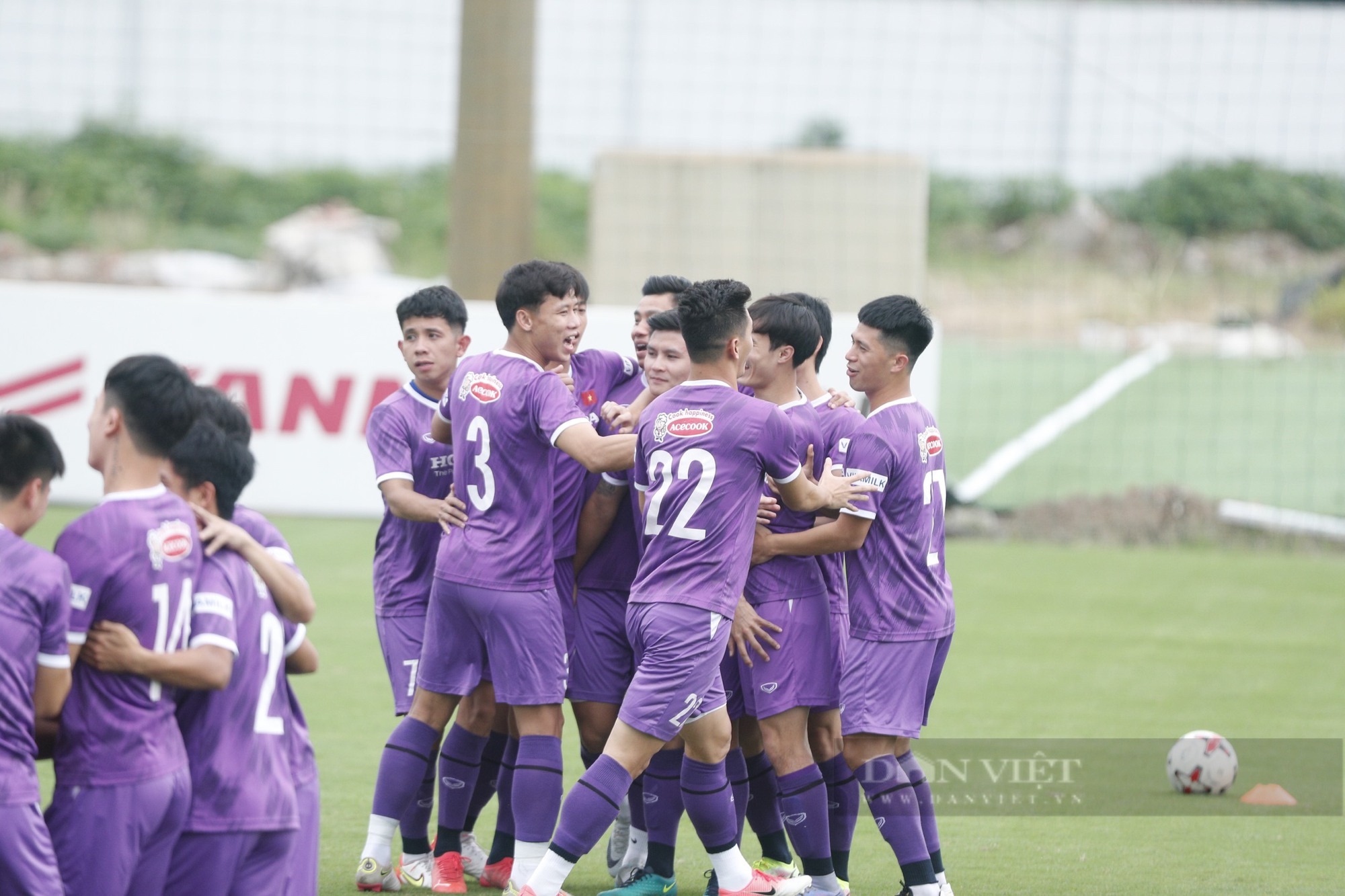 Quang Hai and Van Toan shook hands while playing the game - Photo 9.