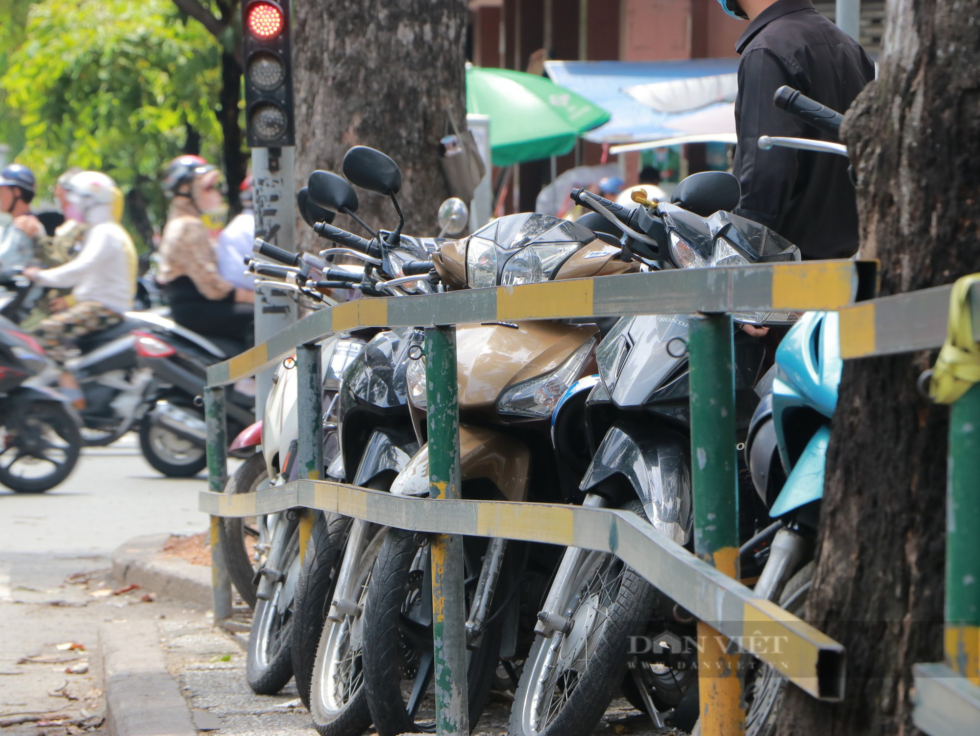 TP.HCM: Tiếp diễn tình trạng lấn chiếm vỉa hè làm bãi giữ xe tại các bệnh viện  - Ảnh 3.