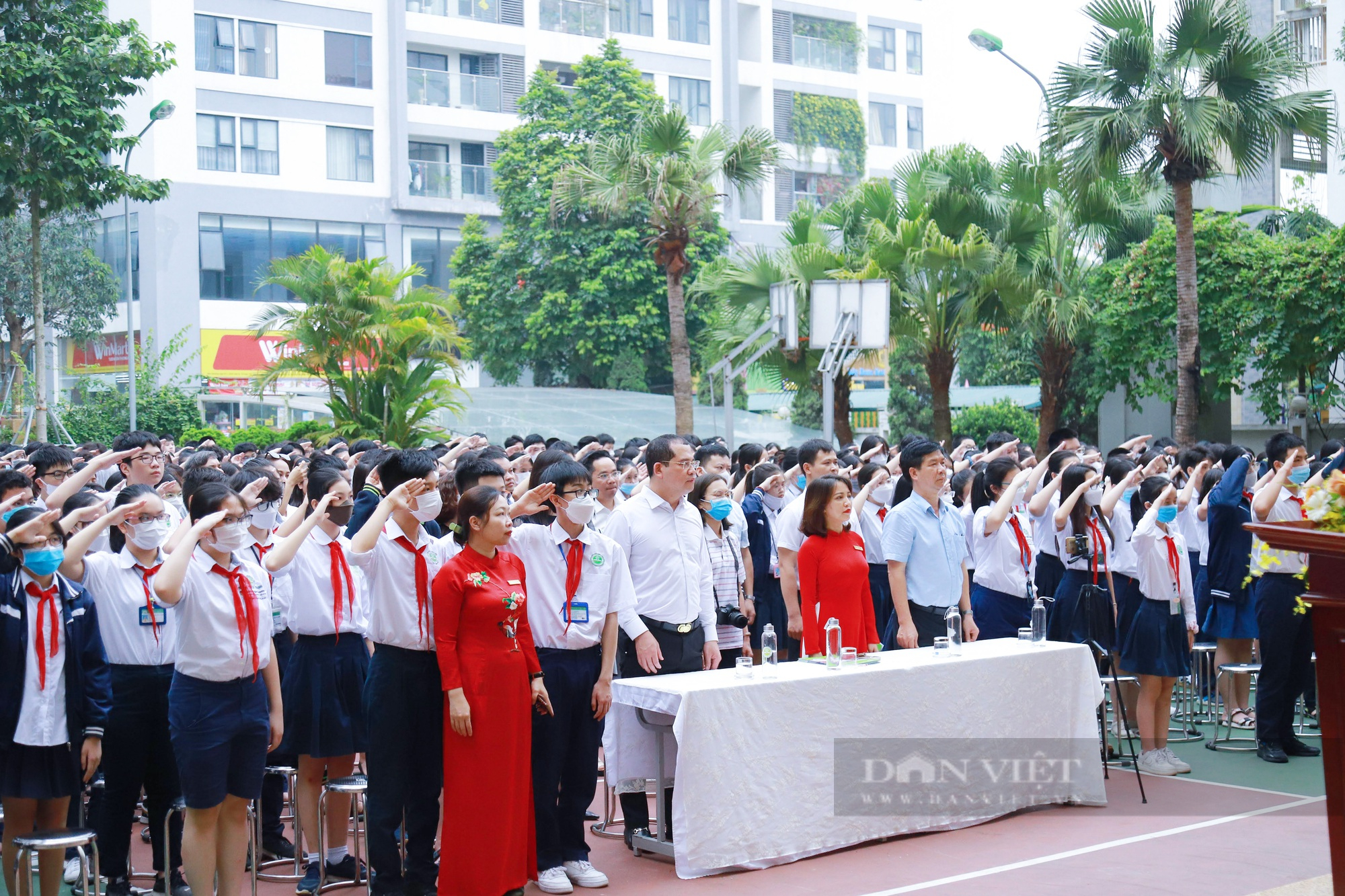 Ngày học cuối cùng đầy ắp kỷ niệm, học sinh Hà Nội chính thức nghỉ hè - Ảnh 1.