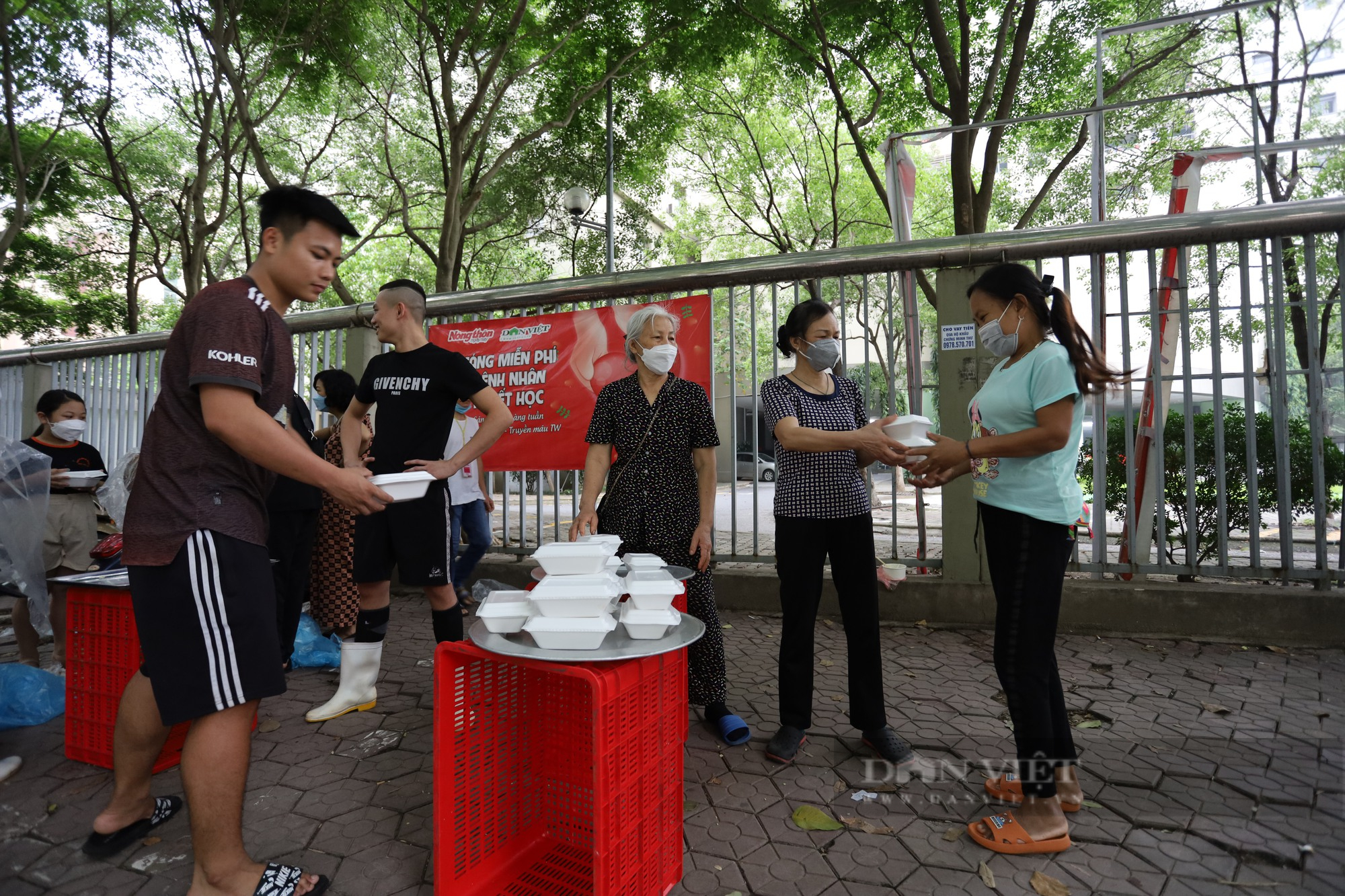 Báo Dân Việt tiếp tục hỗ trợ 1000 bệnh nhân nghèo bữa sáng miễn phí  - Ảnh 5.