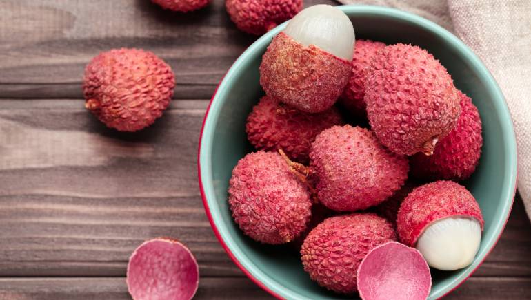 https://danviet.vn/Litchi fruit is both succulent, delicious and contains many healthy nutrients to help reduce belly fat, prevent liver cancer... Photo: Shutterstock