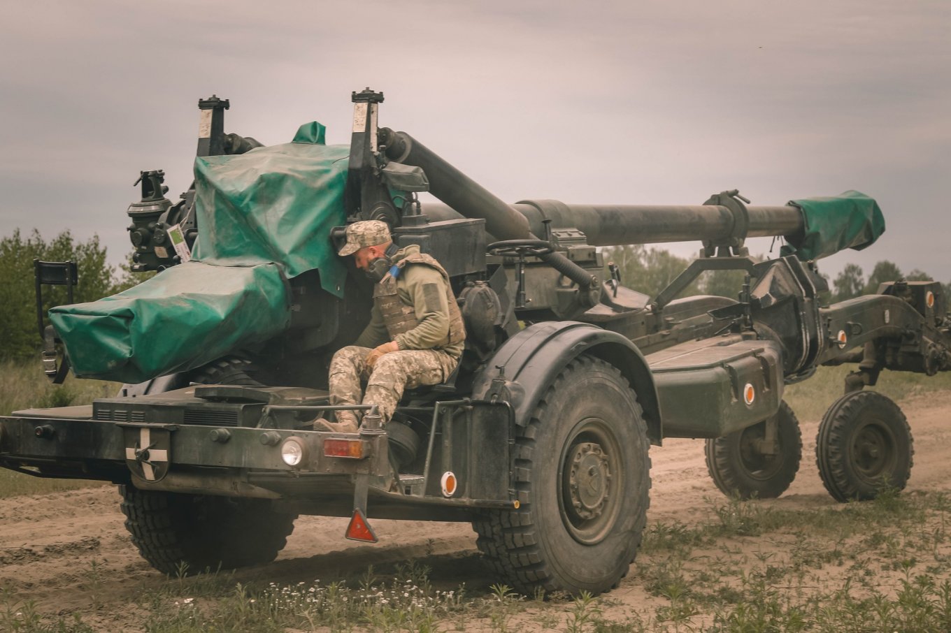 Ukraine khoe đưa lựu pháo FH70 cực mạnh ra chiến trường 'đọ sức' với quân Nga - Ảnh 4.