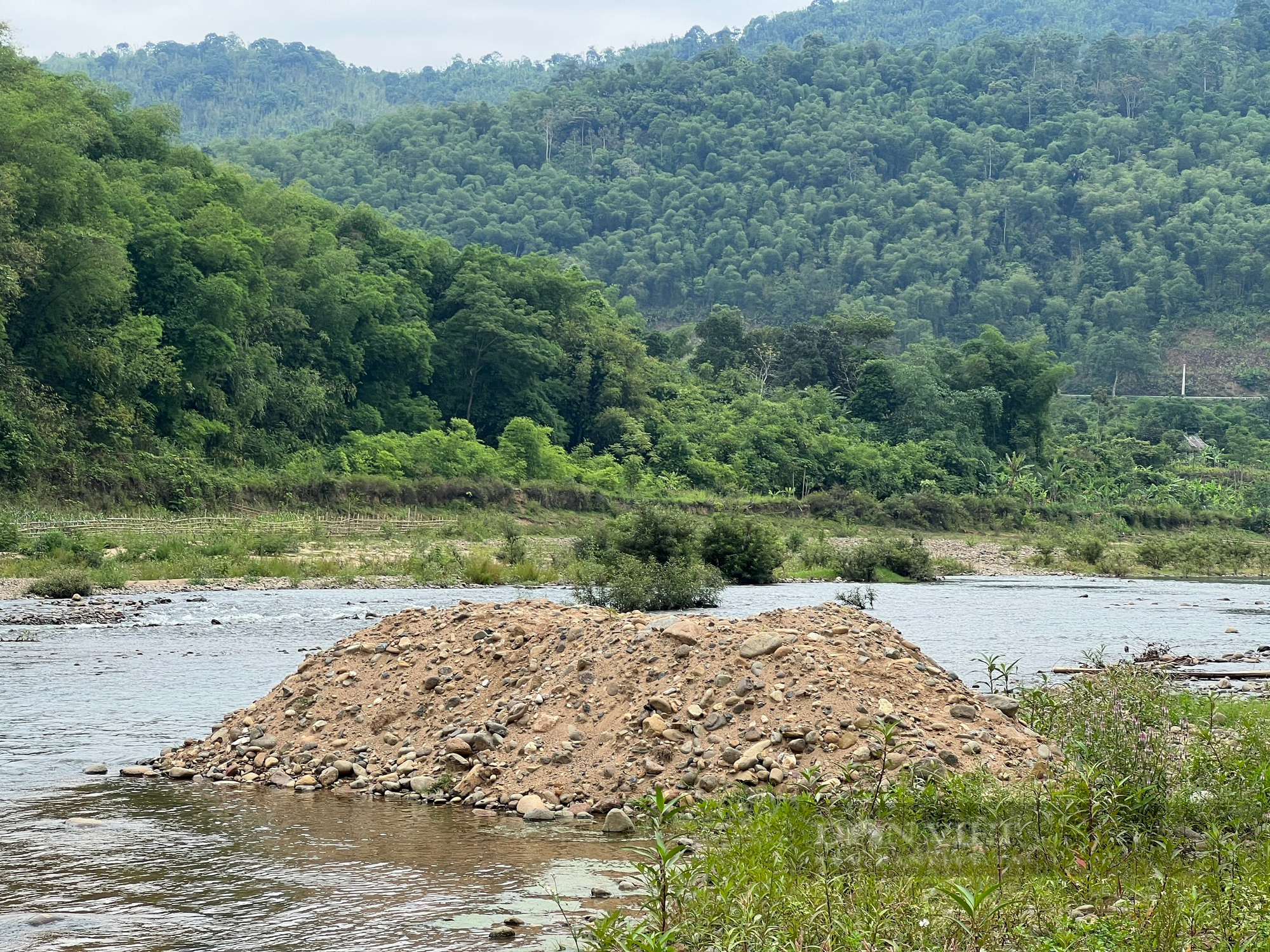 Quan Son (Thanh Hoa): Sand bandits blatantly gouged the Lo River - Photo 6.