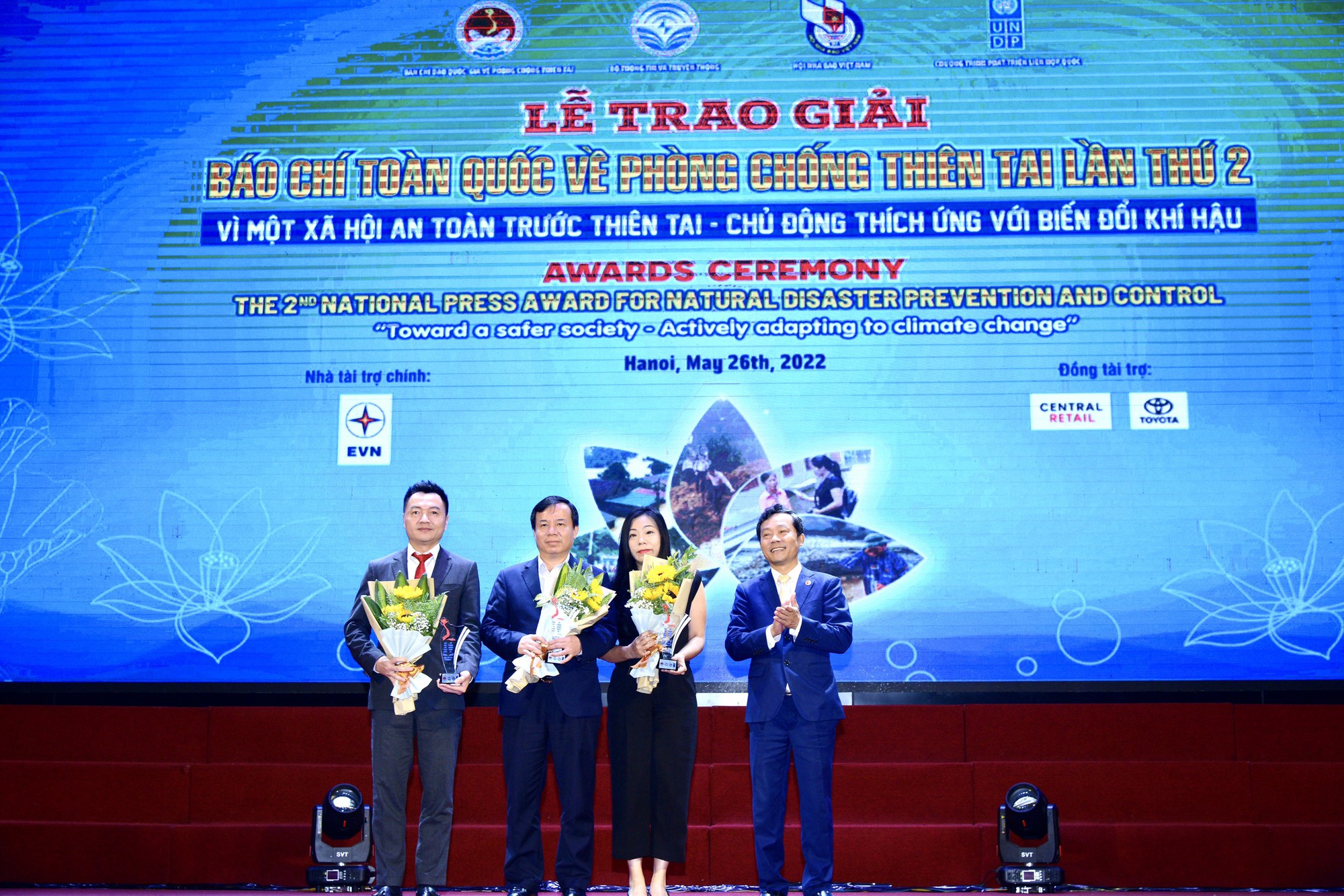 Video: Báo Nông thôn Ngày nay/Dân Việt được trao tặng nhiều giải thưởng về công tác phòng chống thiên tai - Ảnh 3.