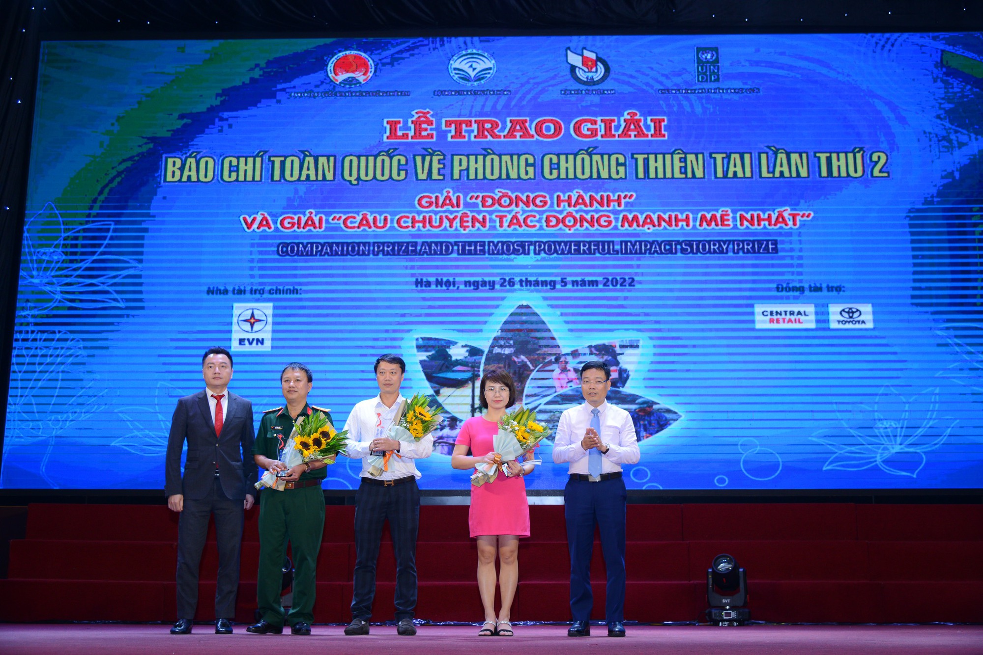 Video: Báo Nông thôn Ngày nay/Dân Việt được trao tặng nhiều giải thưởng về công tác phòng chống thiên tai - Ảnh 2.