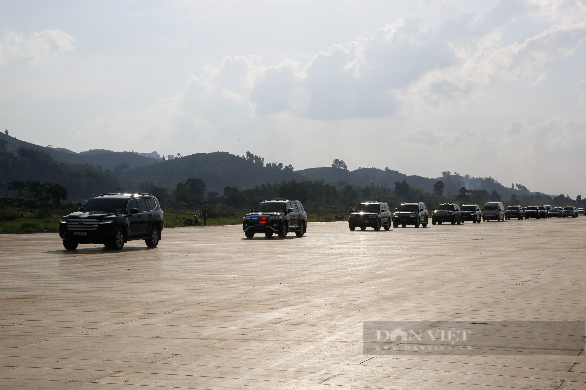 Thủ tướng Phạm Minh Chính khảo sát phương án nâng cấp sân bay 2.500 tỷ đồng tại Sơn La - Ảnh 1.