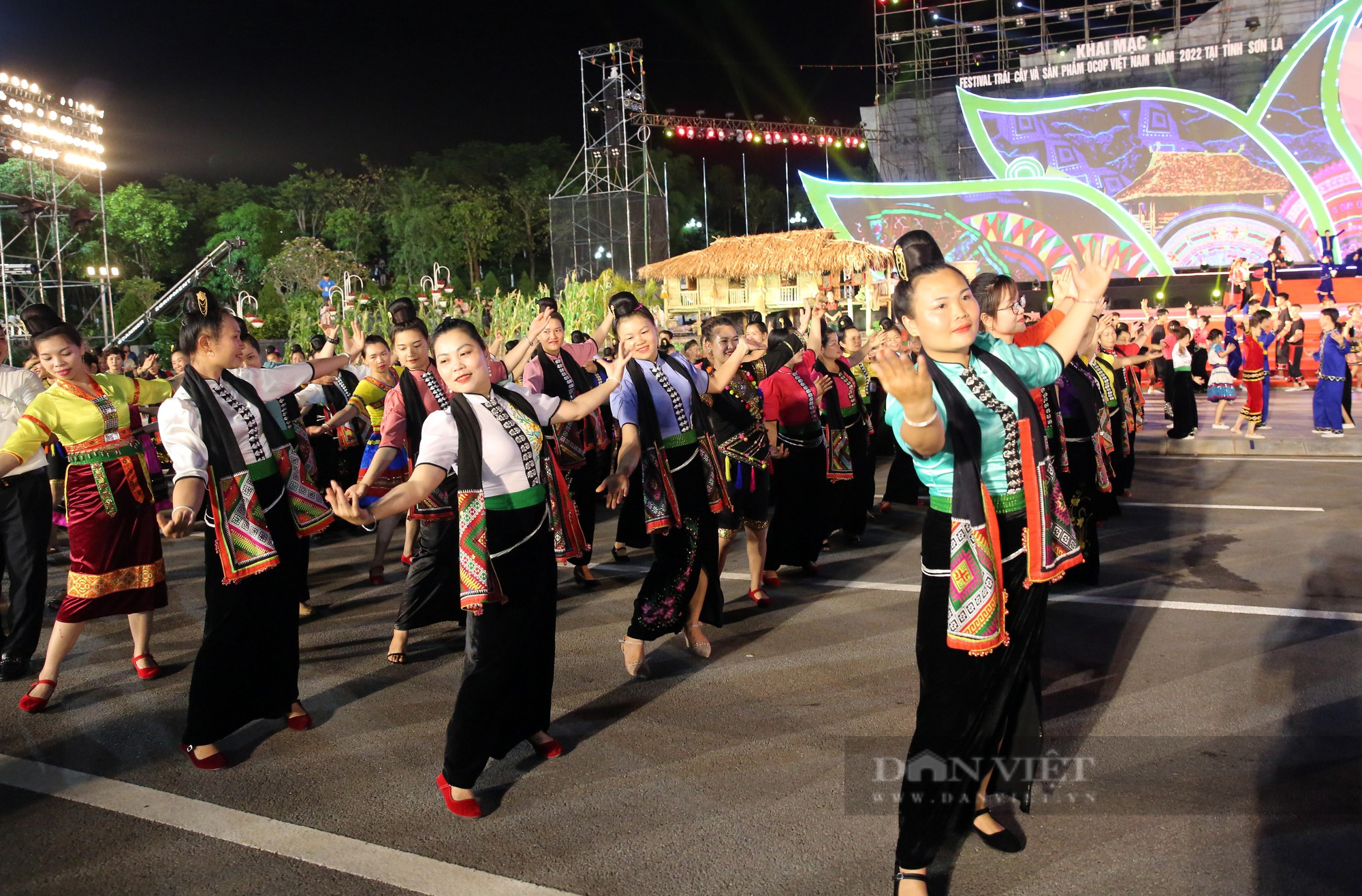 Thủ tướng Phạm Minh Chính múa xòe tại Sơn La - Ảnh 4.