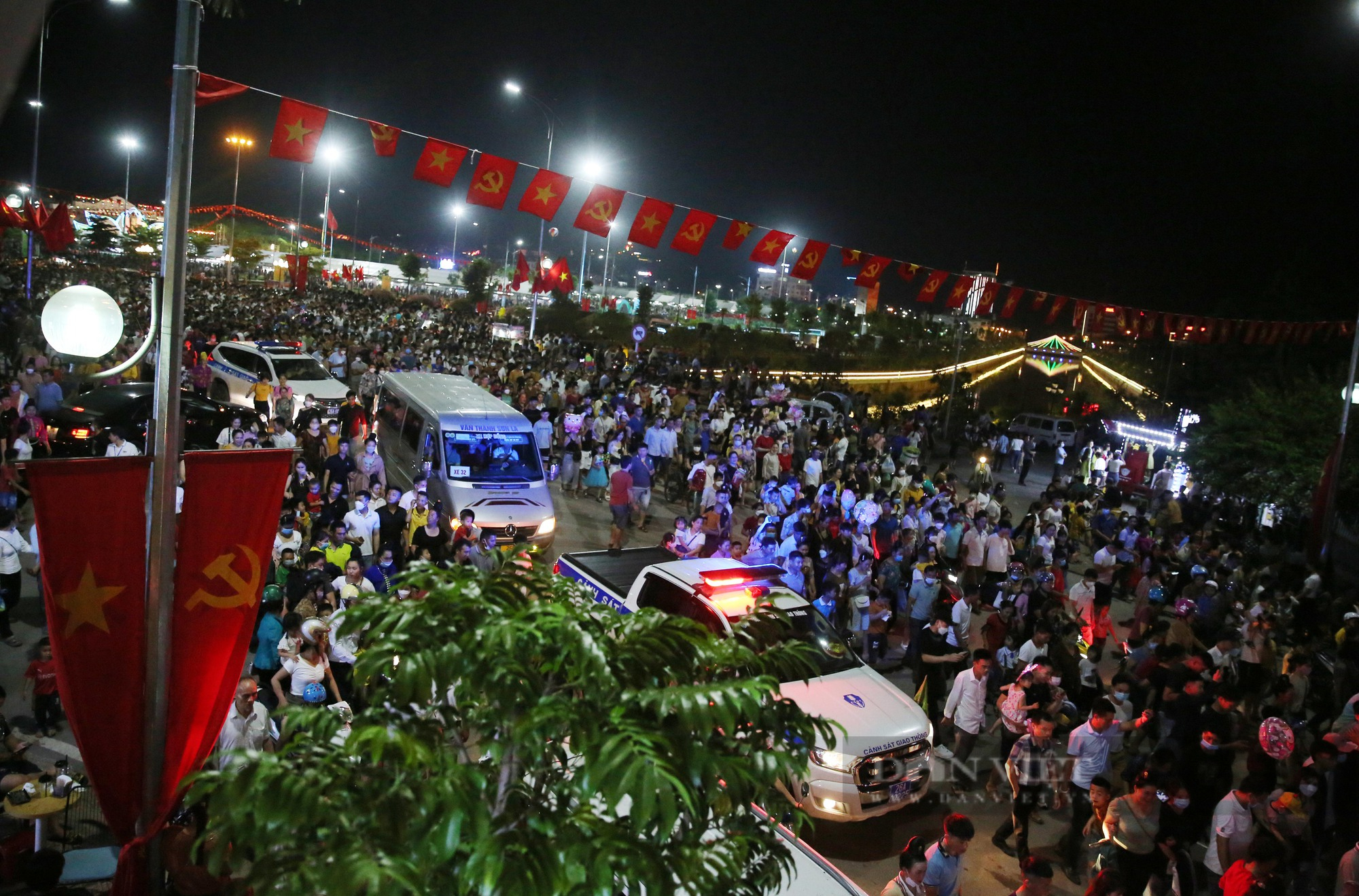 Người dân Sơn La ùn ùn đổ về Lễ khai mạc Festival trái cây và sản phẩm OCOP 2022 - Ảnh 7.