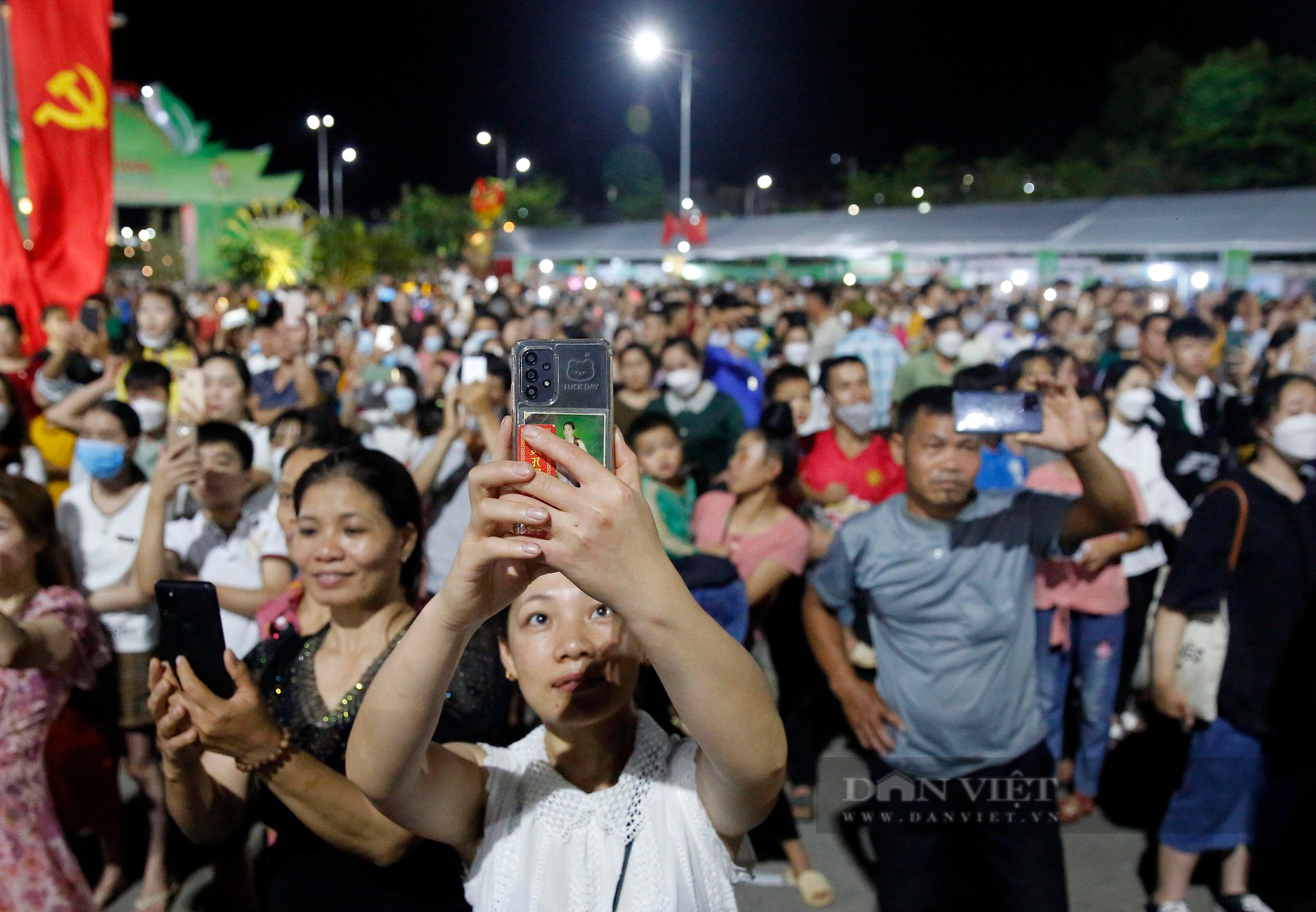 Người dân Sơn La ùn ùn đổ về Lễ khai mạc Festival trái cây và sản phẩm OCOP 2022 - Ảnh 8.