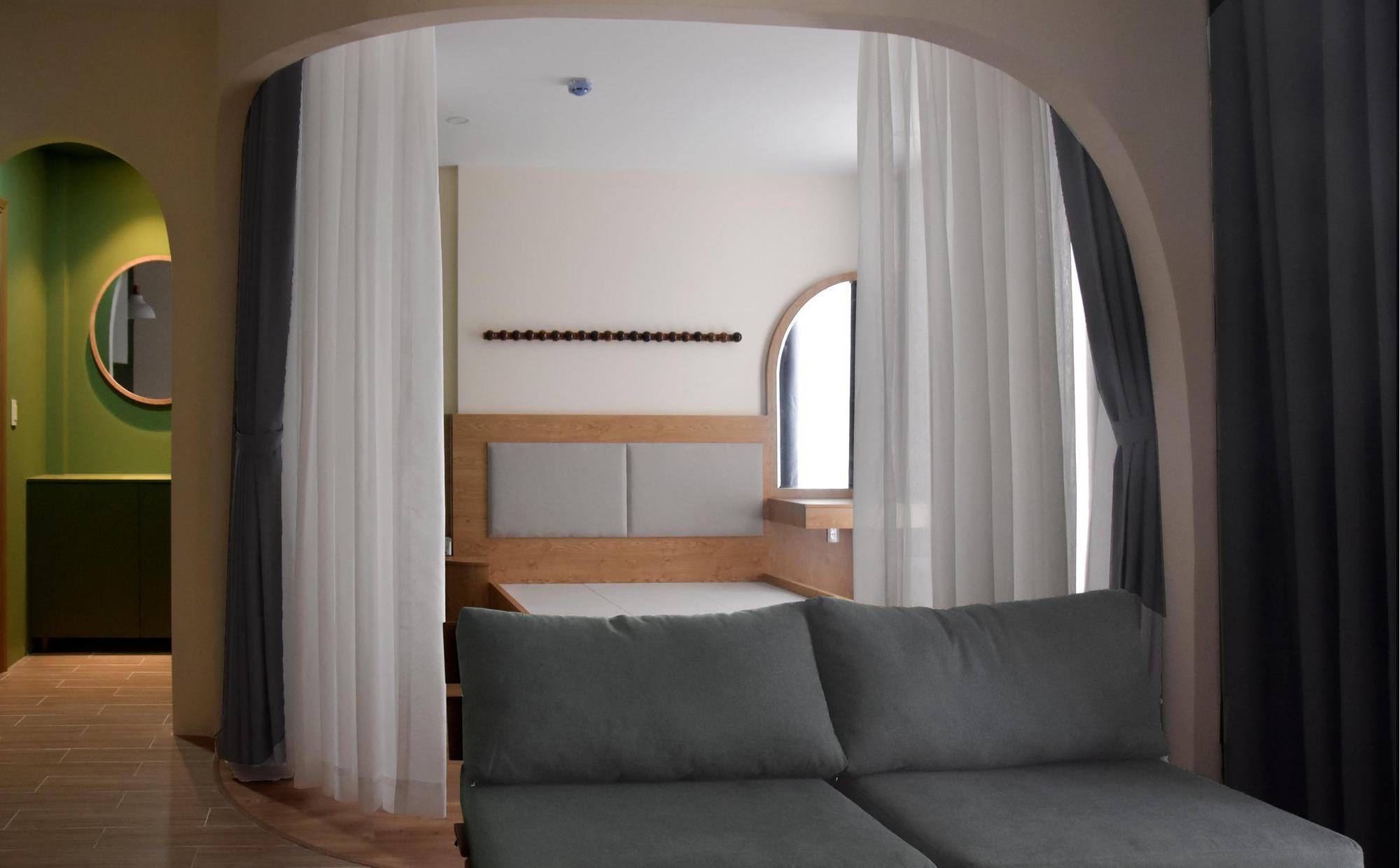 Căn hộ 1 phòng ngủ thiết kế không gian mở, phủ màu xanh lá khơi gợi nhiều xúc cảm - Ảnh 1.