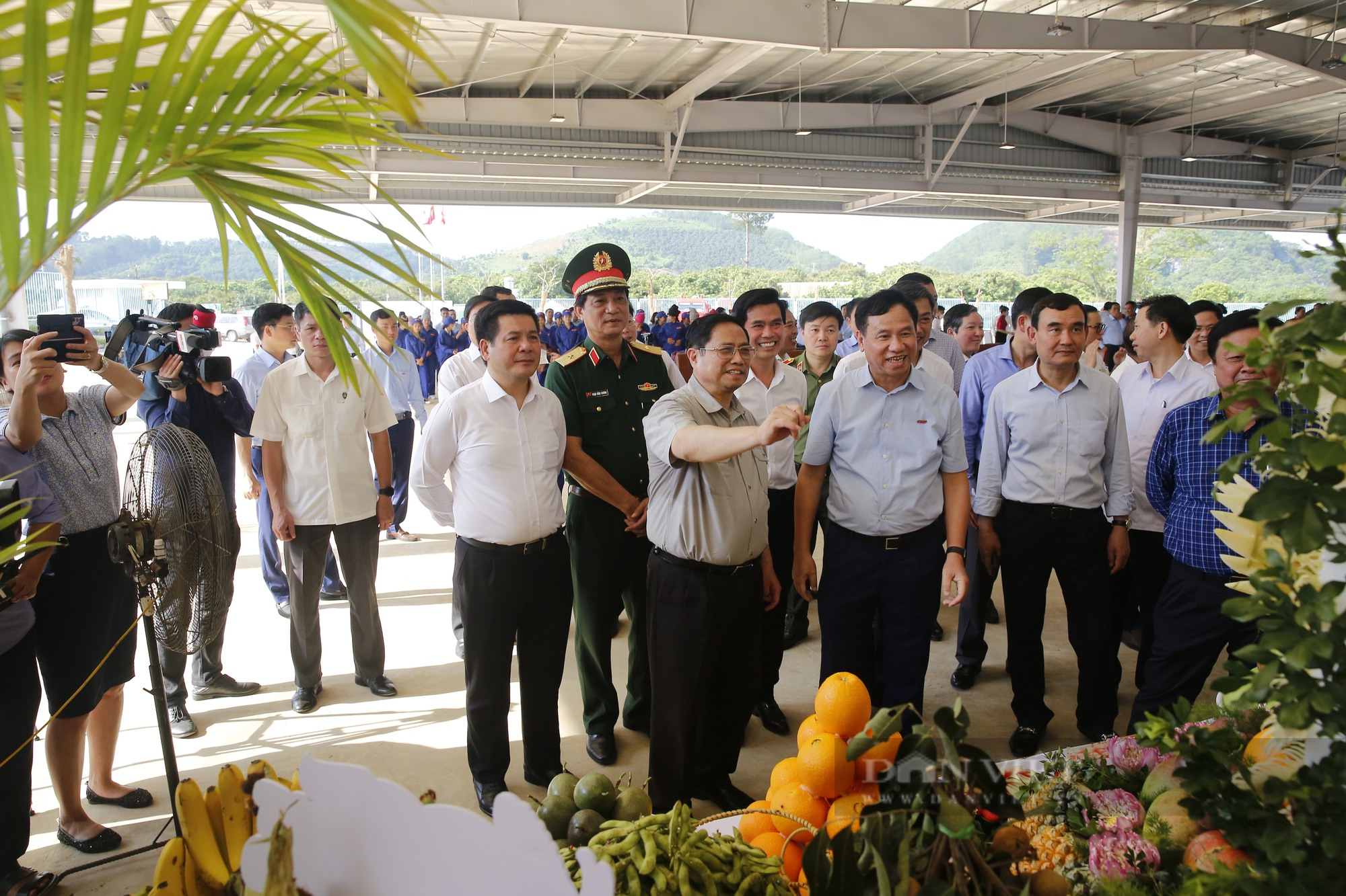 Thủ tướng Phạm Minh Chính thăm mô hình sản xuất nông nghiệp tiêu biểu tại Sơn La - Ảnh 8.