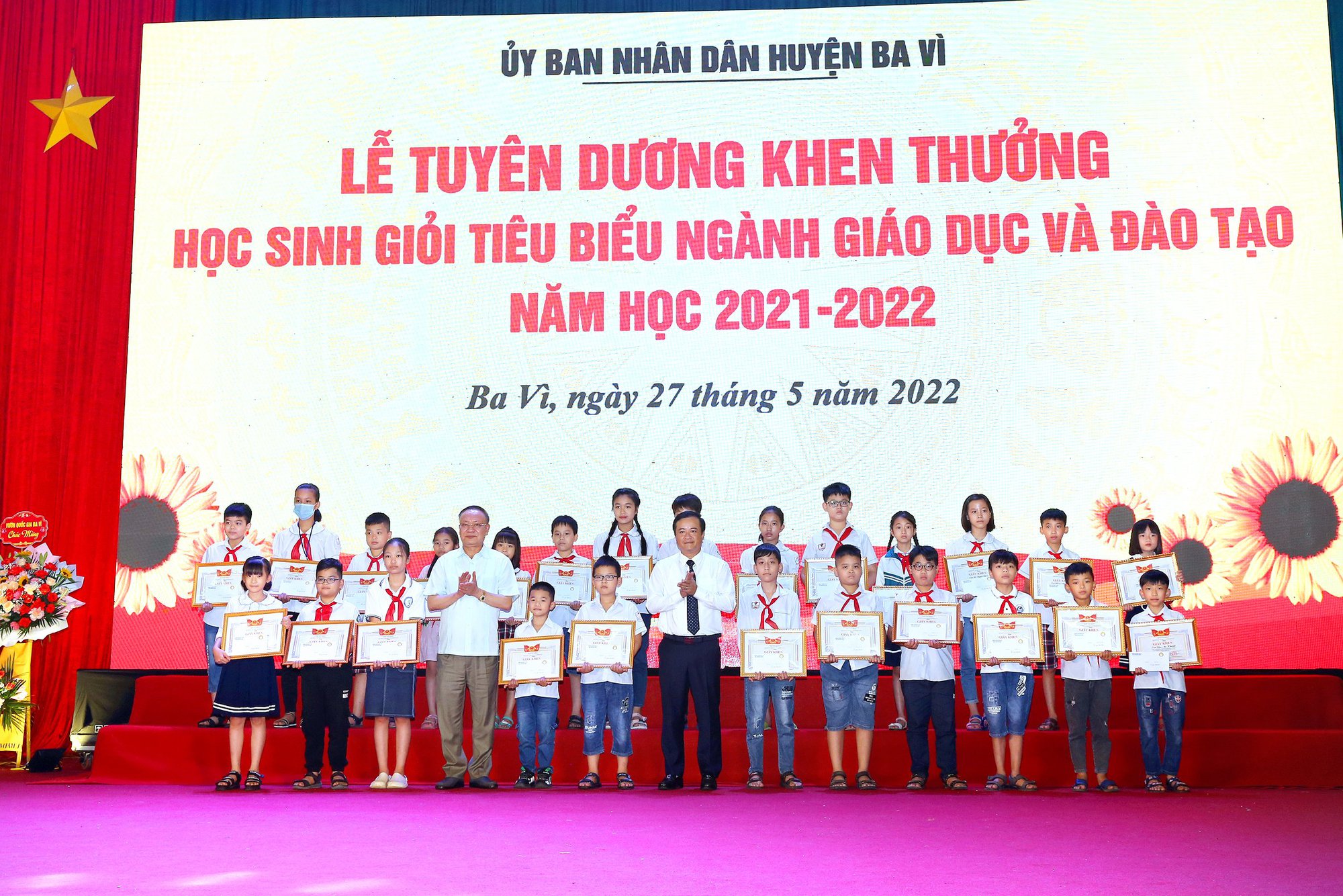 Ba Vì (Hà Nội): Tuyên dương khen thưởng 145 học sinh giỏi tiêu biểu ngành giáo dục - Ảnh 3.