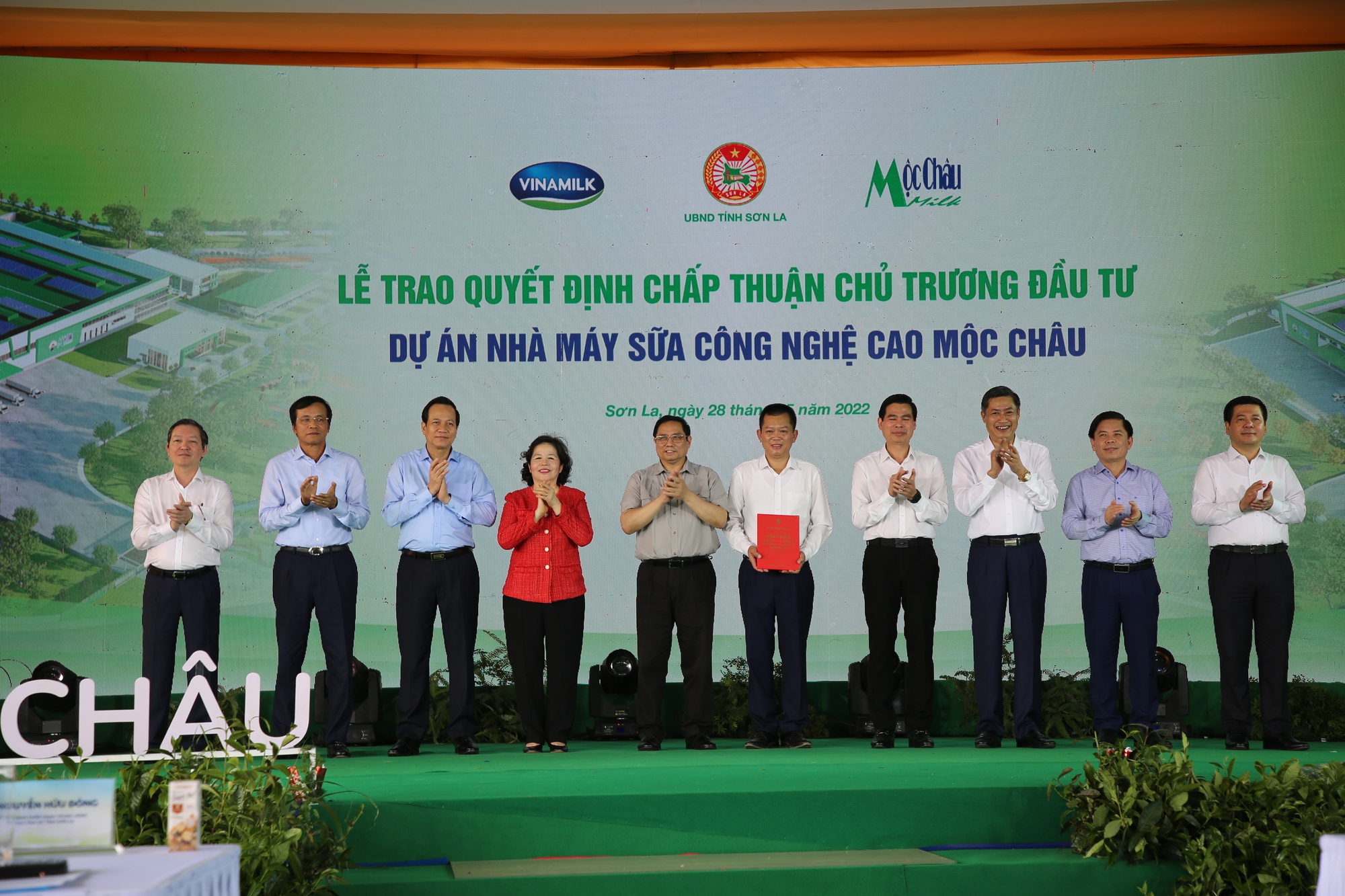 Thủ tướng Phạm Minh Chính dự Lễ khởi công Dự án Tổ hợp thiên đường sữa Mộc Châu - Ảnh 3.