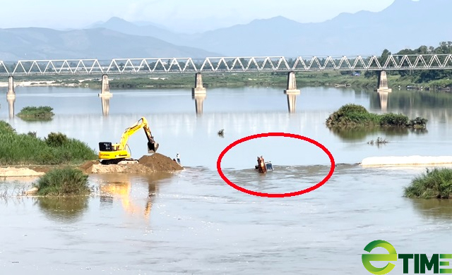 Quảng Ngãi: Hi hữu xe đào tiền tỷ thành &quot;tàu ngầm&quot; vì nước lũ trái mùa trên sông Trà Khúc  - Ảnh 1.