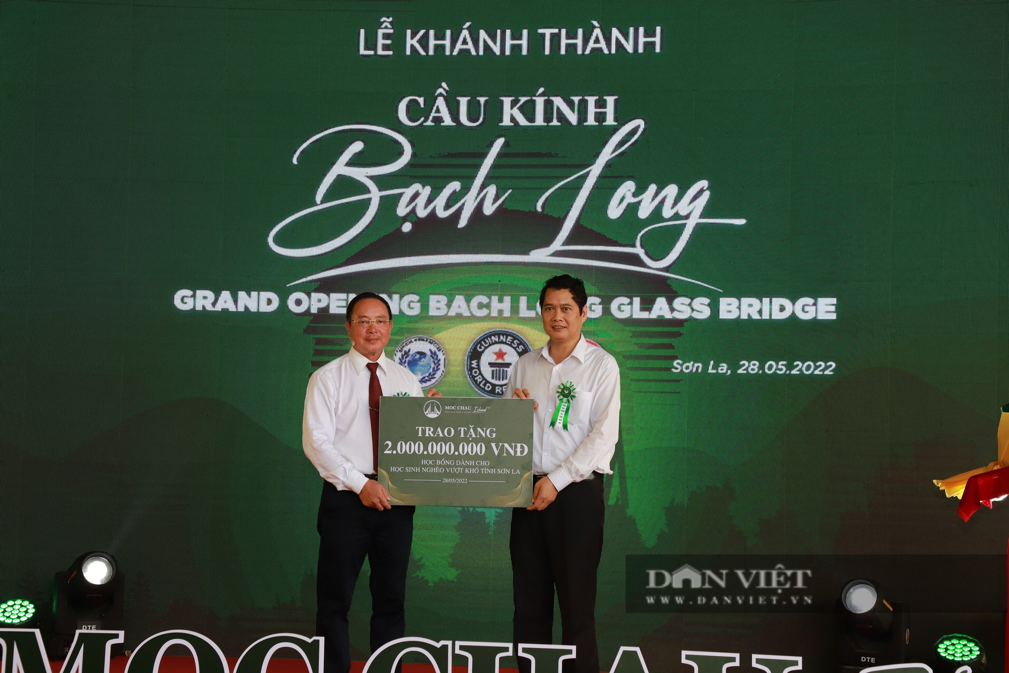 Cầu kính Bạch Long Mộc Châu (Sơn La) được công nhận cầu kính dài nhất thế giới - Ảnh 5.