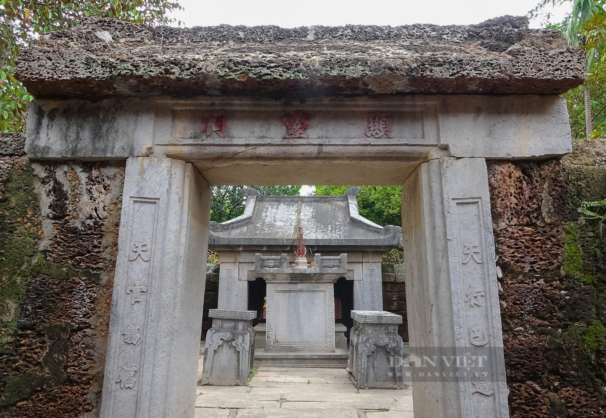 Lăng mộ cổ bằng đá xanh tồn tại gần 300 năm tuổi ở Hà Nội - Ảnh 2.