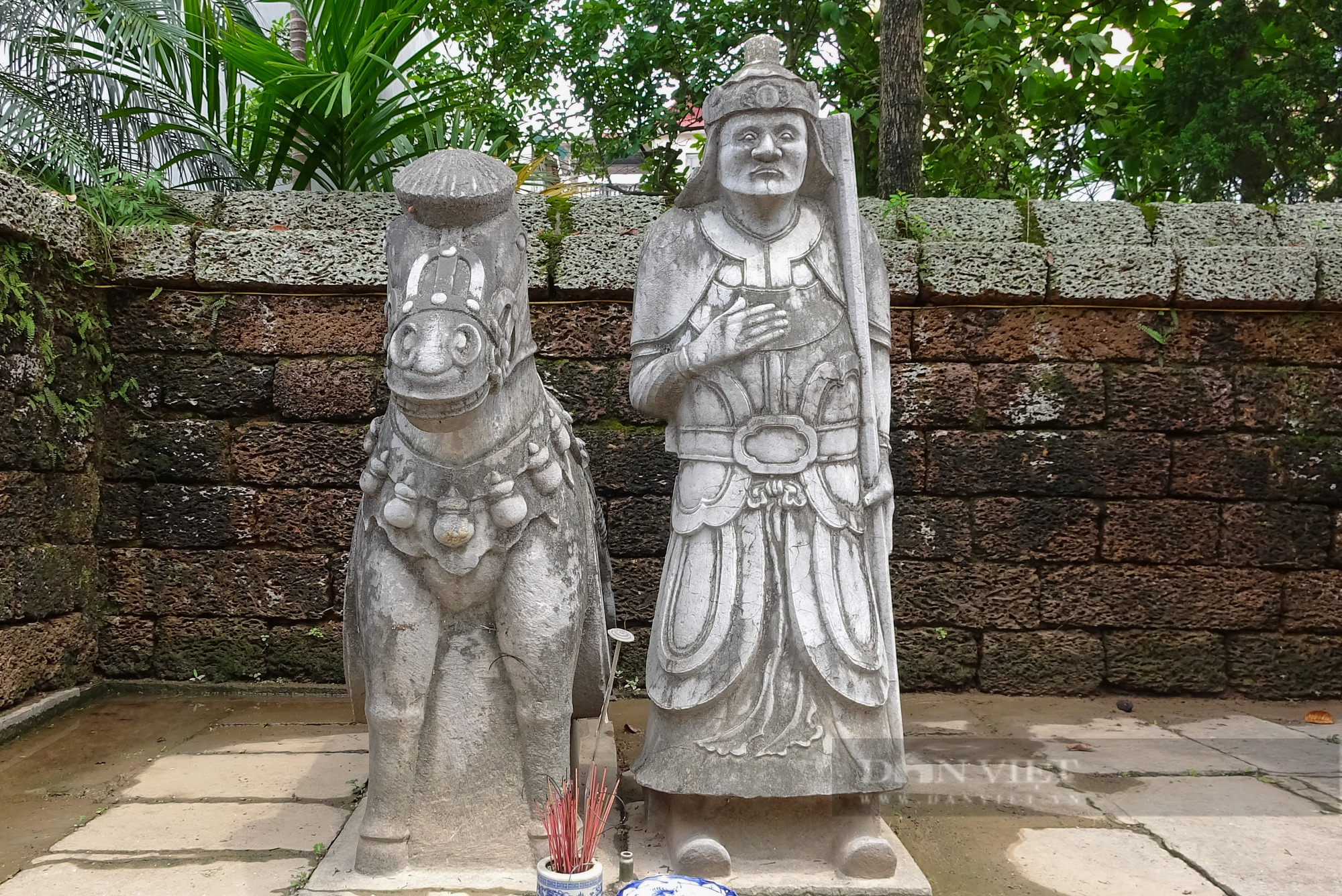 Lăng mộ cổ bằng đá xanh tồn tại gần 300 năm tuổi ở Hà Nội - Ảnh 10.