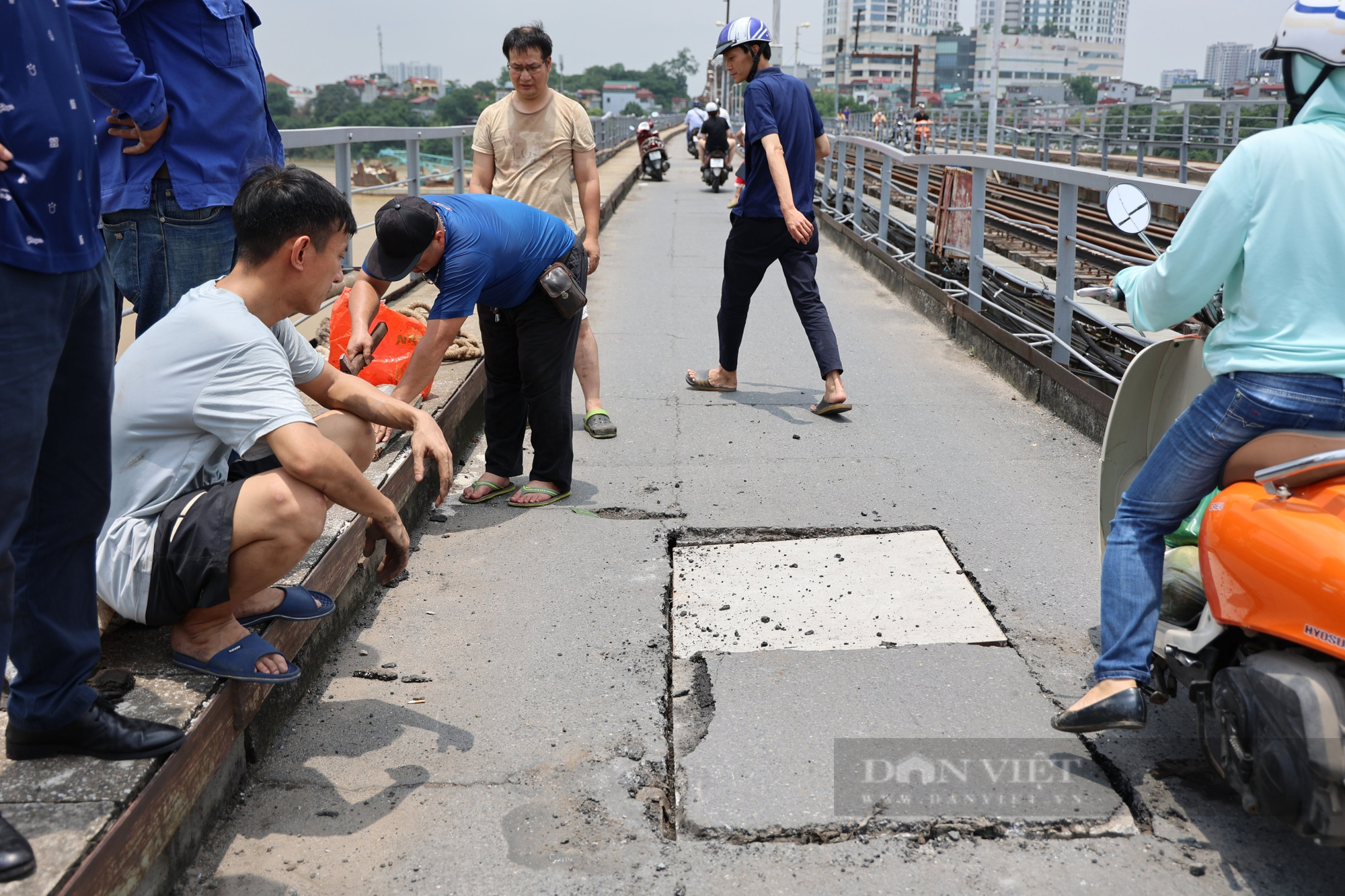 Vá khẩn cấp lỗ thủng lớn xuất hiện trên cầu Long Biên - Ảnh 7.