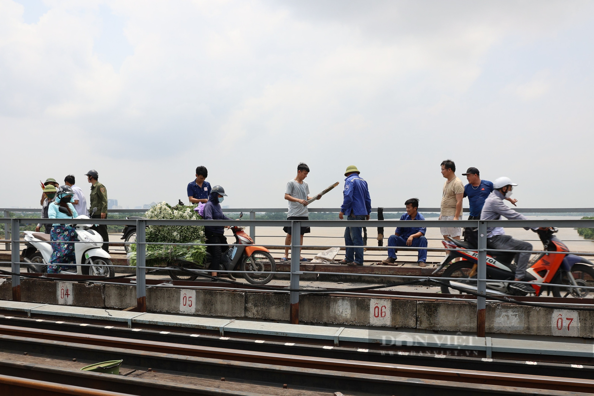 Vá khẩn cấp lỗ thủng lớn xuất hiện trên cầu Long Biên - Ảnh 5.