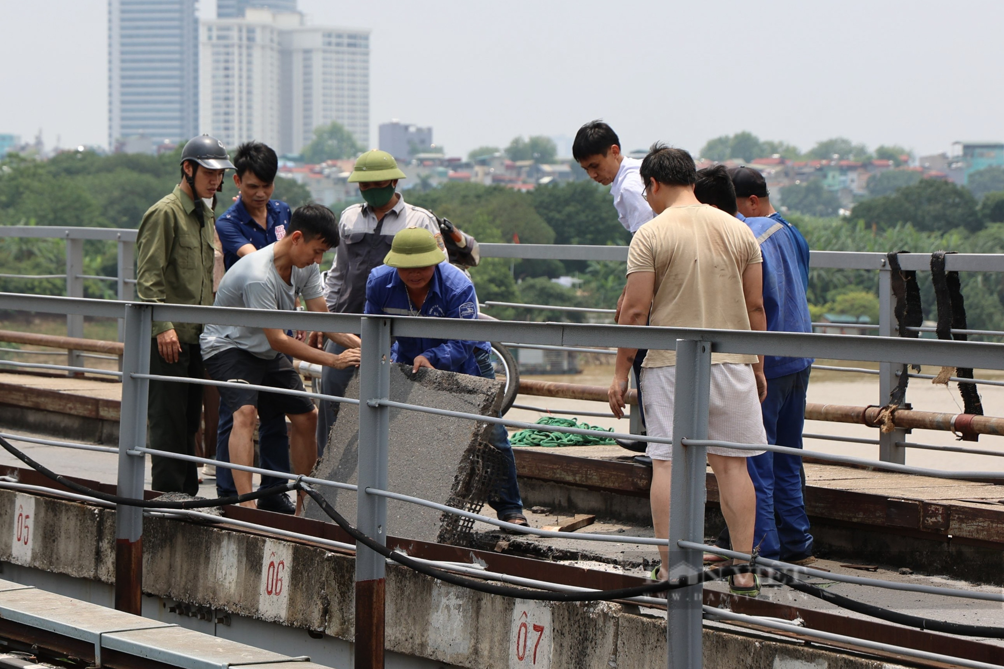 Vá khẩn cấp lỗ thủng lớn xuất hiện trên cầu Long Biên - Ảnh 4.