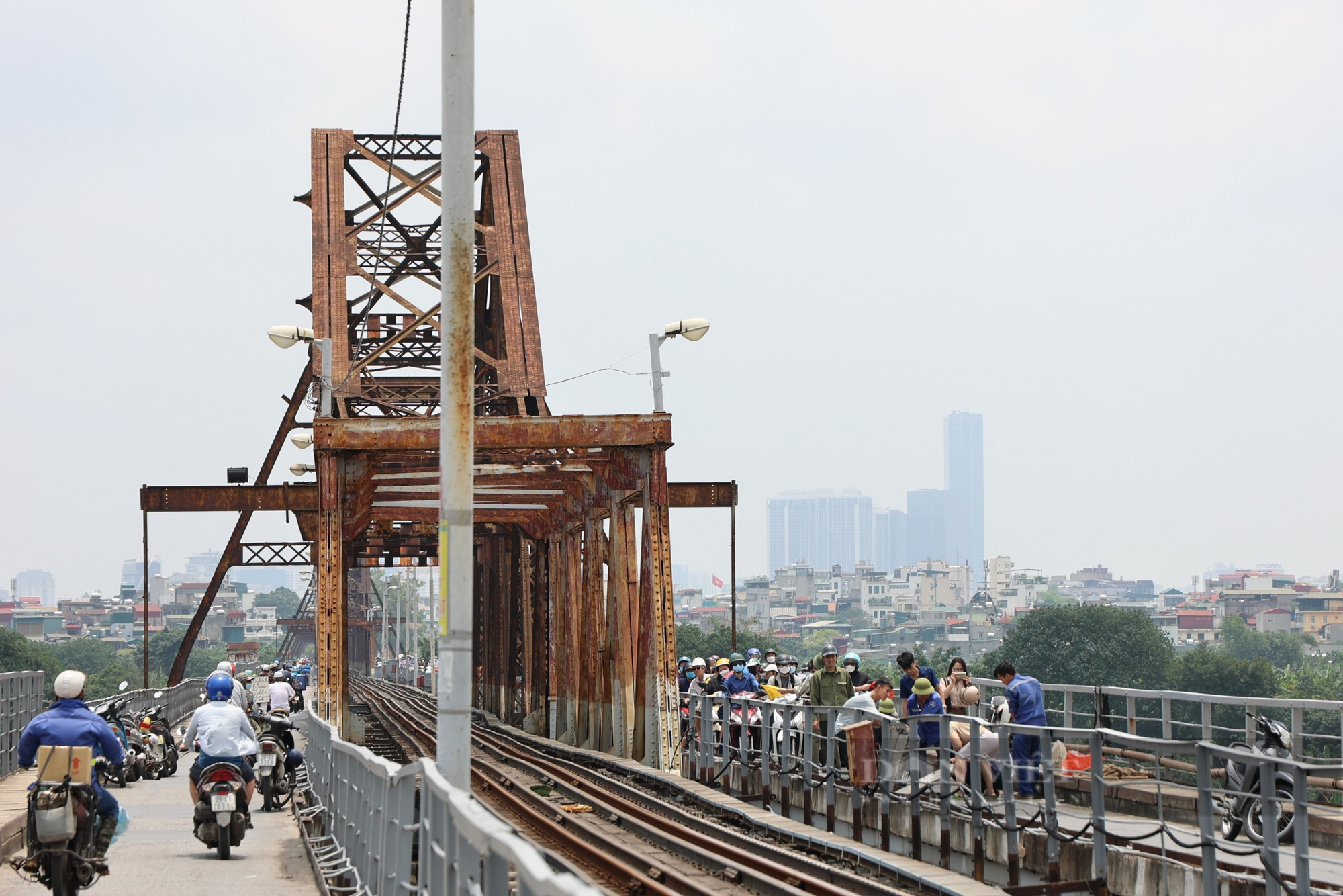 Vá khẩn cấp lỗ thủng lớn xuất hiện trên cầu Long Biên - Ảnh 6.