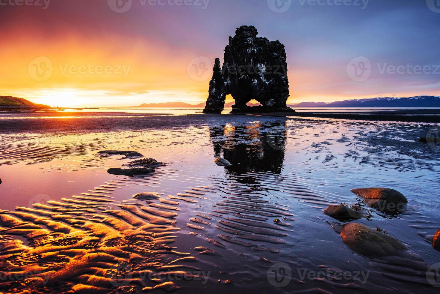 Strangely, nature's creation with a rhinoceros-shaped rock is drinking sea water - Photo 3.