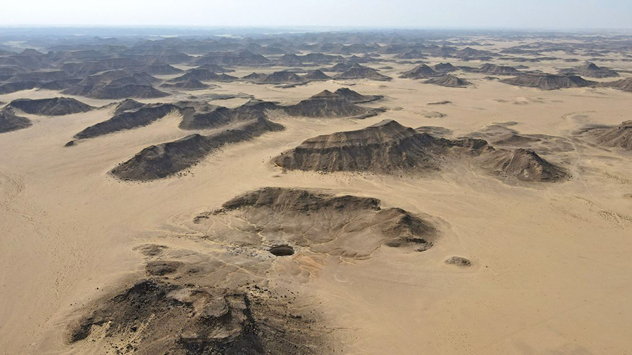 Hé lộ “kho báu” kỳ lạ dưới “Giếng địa ngục” trên sa mạc Yemen - Ảnh 2.