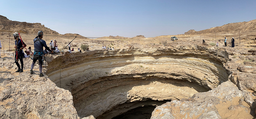 Hé lộ “kho báu” kỳ lạ dưới “Giếng địa ngục” trên sa mạc Yemen - Ảnh 4.