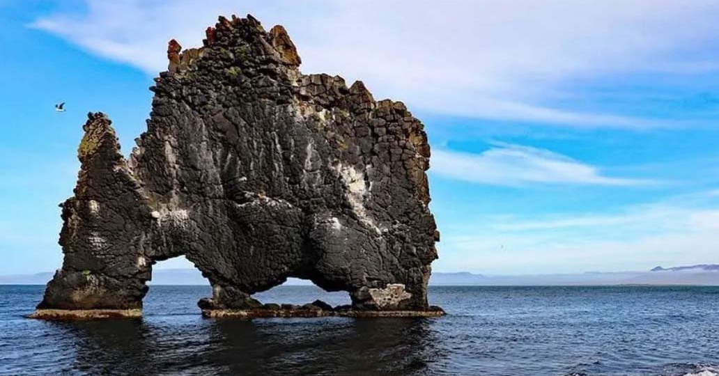 Strangely, sea water pierced a hole to create a rhinoceros-shaped rock that was drinking seawater