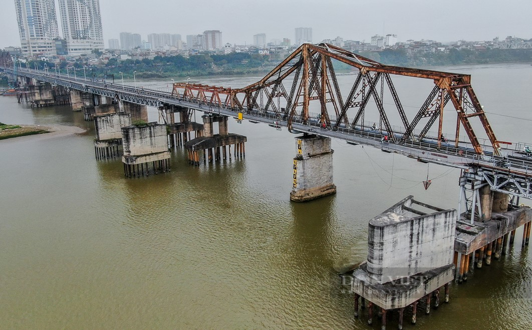 Vá khẩn cấp lỗ thủng lớn xuất hiện trên cầu Long Biên - Ảnh 9.