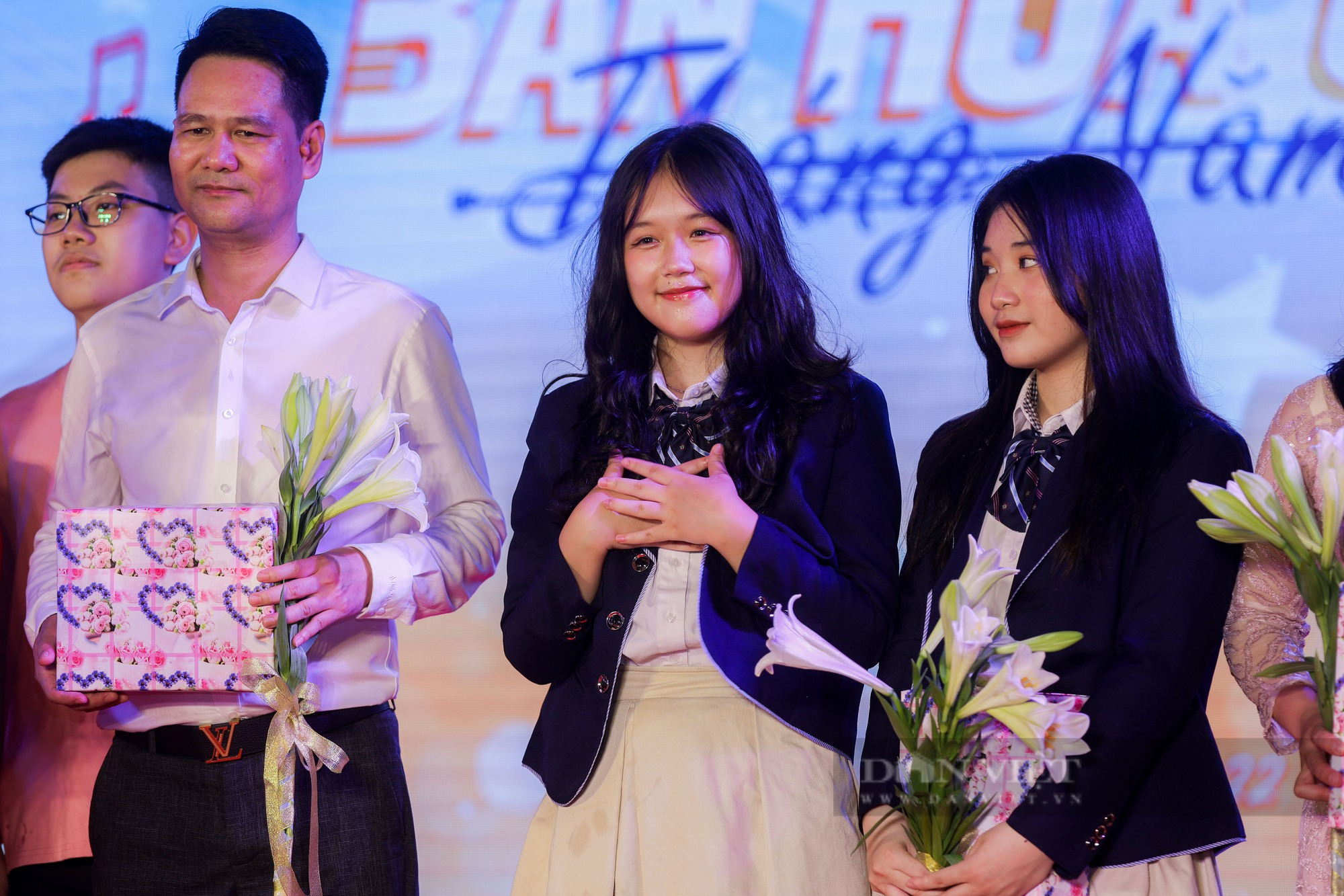 Xúc động “Bản hòa ca tháng 5” dưới mưa của thầy và trò trường THCS Nguyễn Trường Tộ - Ảnh 4.