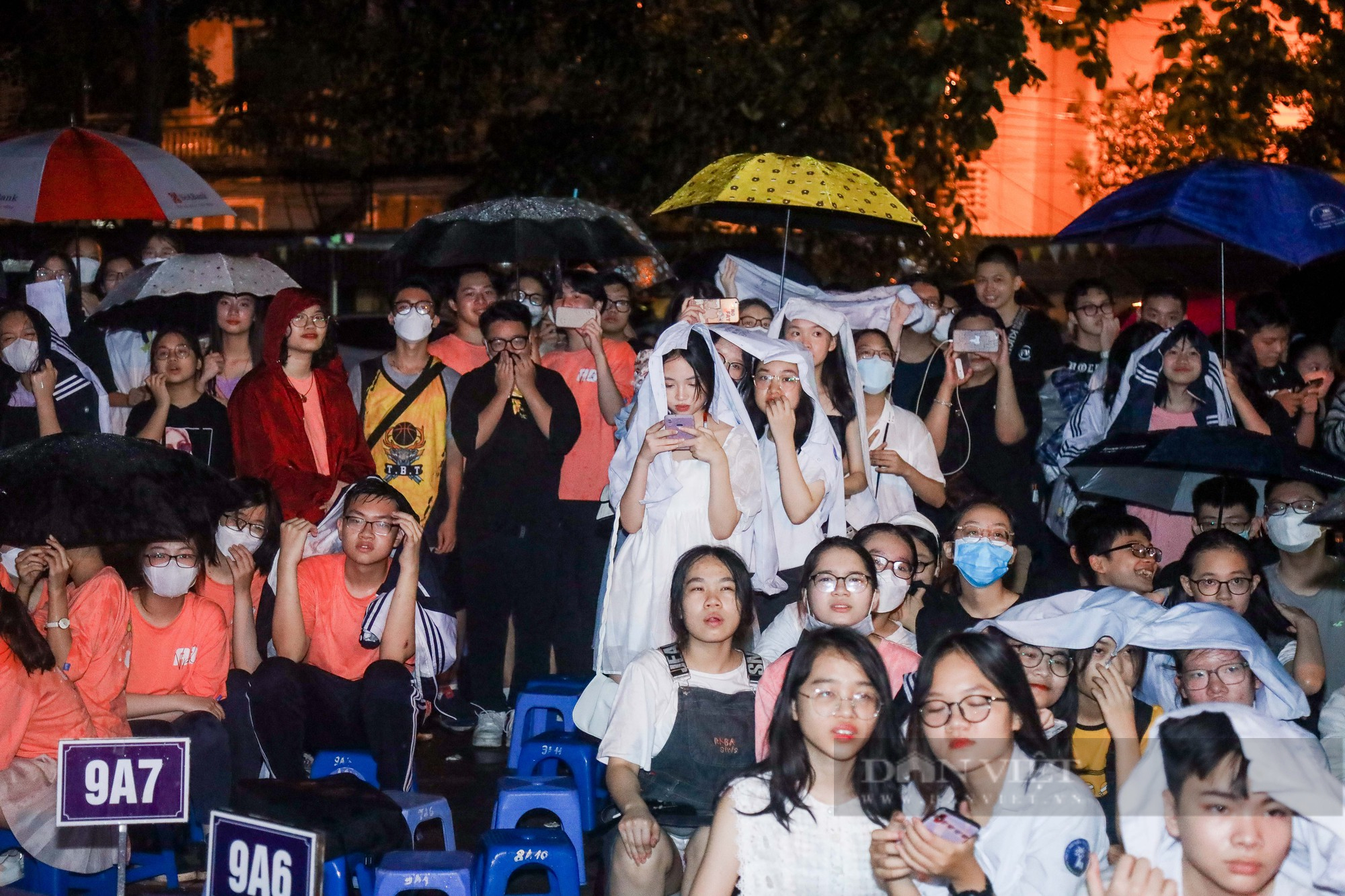 Xúc động “Bản hòa ca tháng 5” dưới mưa của thầy và trò trường THCS Nguyễn Trường Tộ - Ảnh 9.