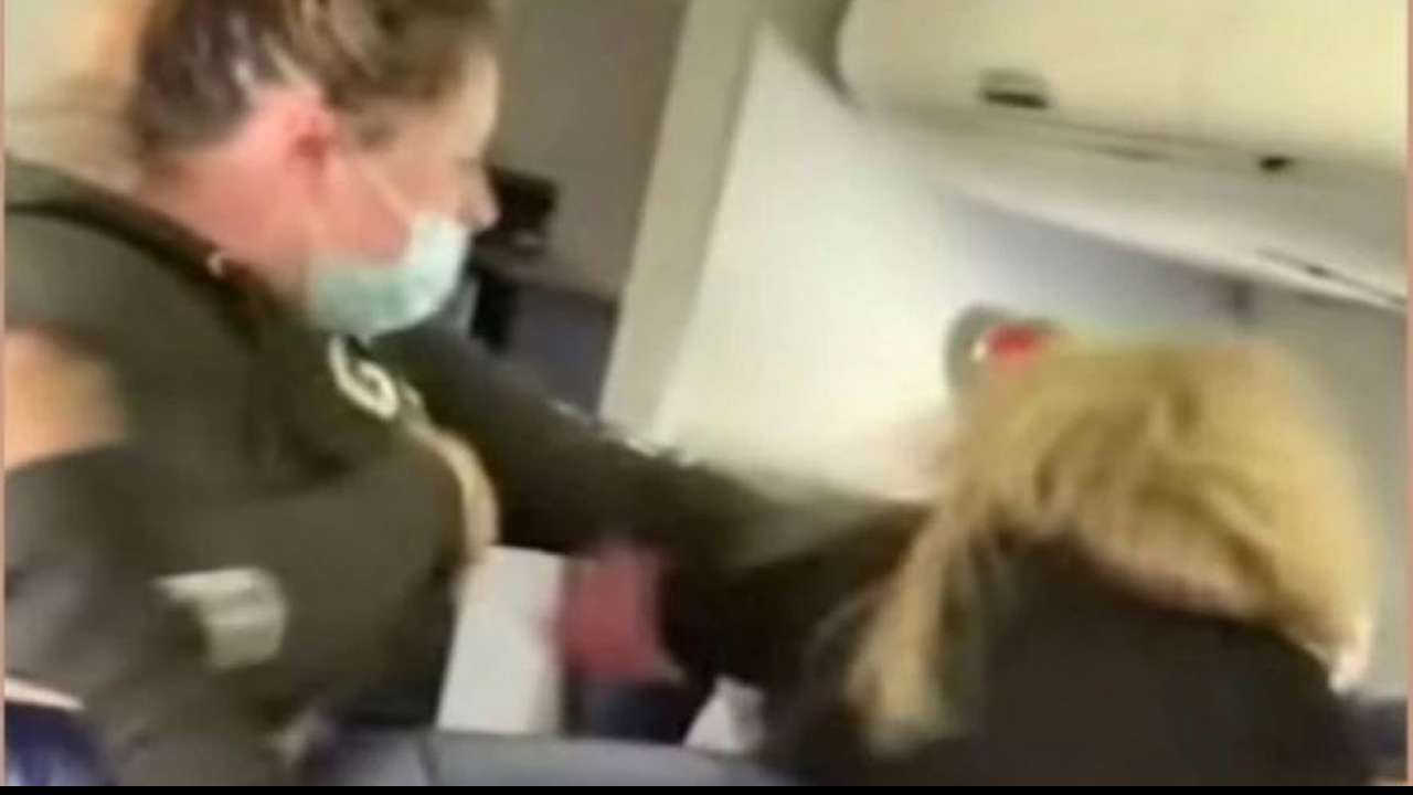 A woman was jailed for punching and breaking a flight attendant's tooth - Photo 1.