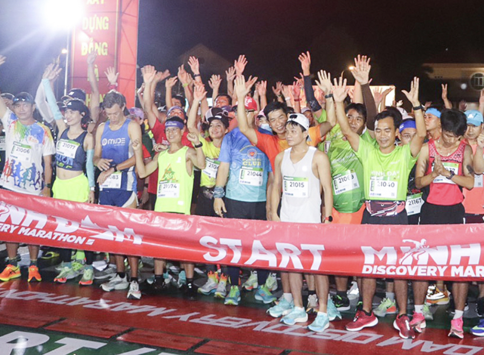 Gần 1.000 vận động viên tranh tài giải chạy bộ Minh Đạm Marathon Discovery lần thứ II - Ảnh 2.