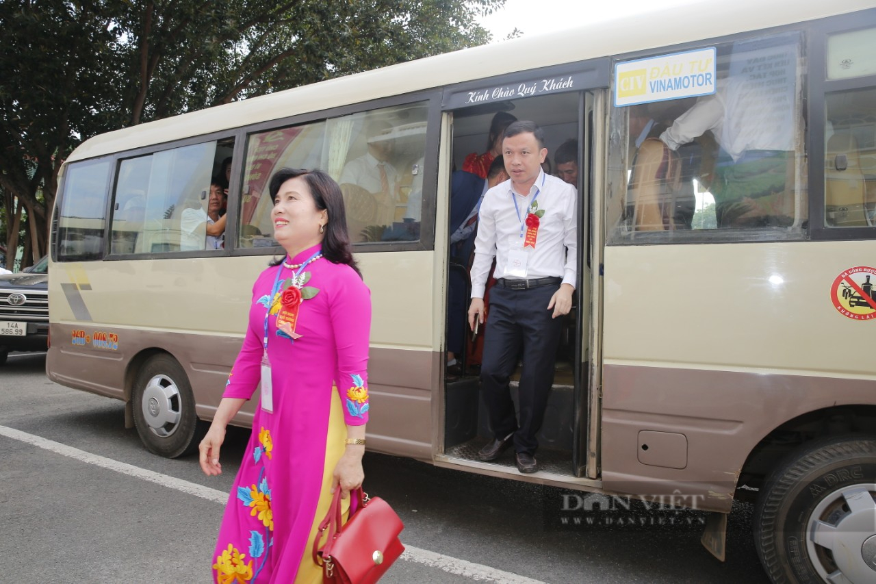 Đông đảo nông dân về dự Hội nghị Thủ tướng đối thoại với tại Sơn La - Ảnh 2.