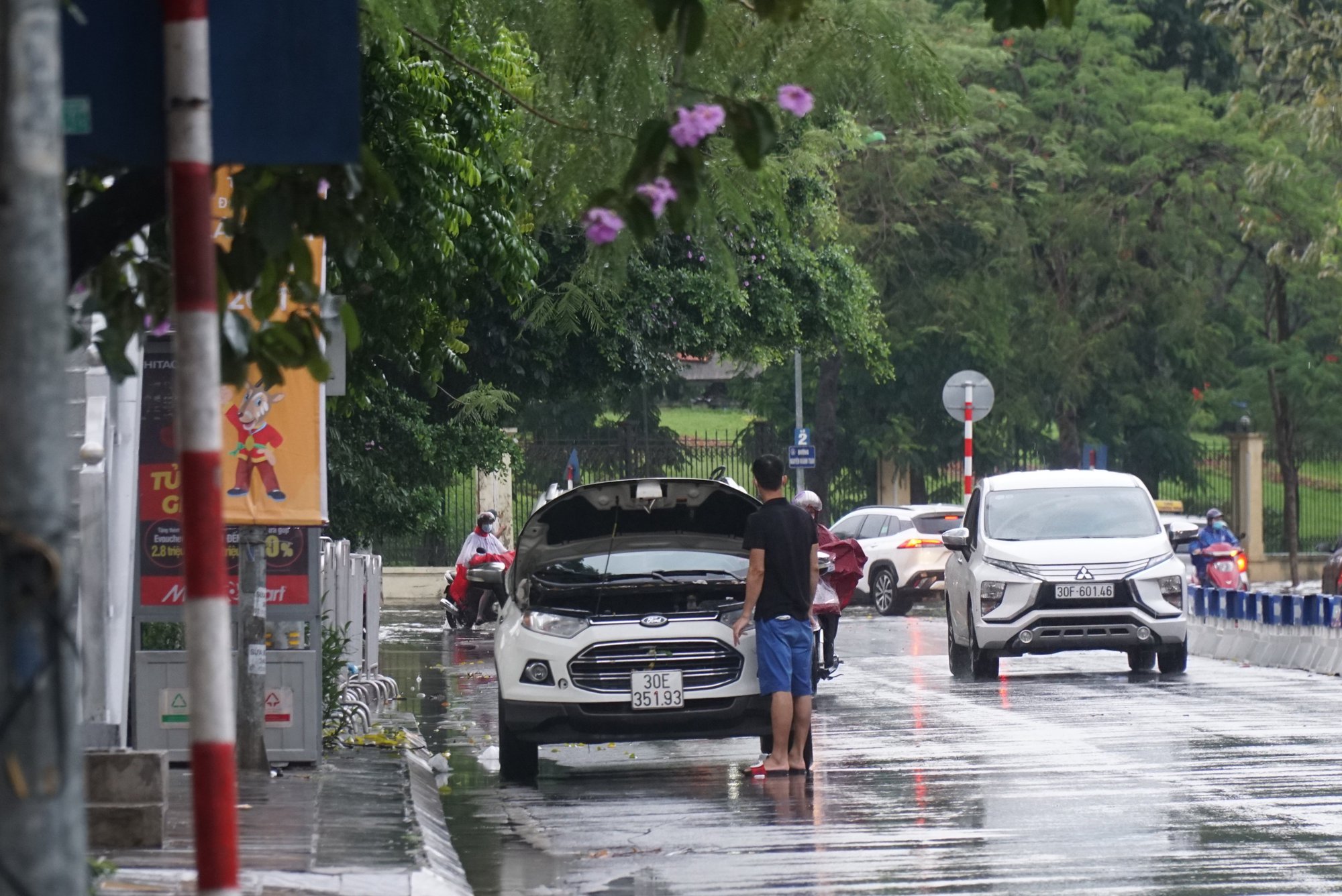 Đường phố Hà Nội ngập nặng sau cơn mưa, xe cộ &quot;bơi&quot; trong nước - Ảnh 11.