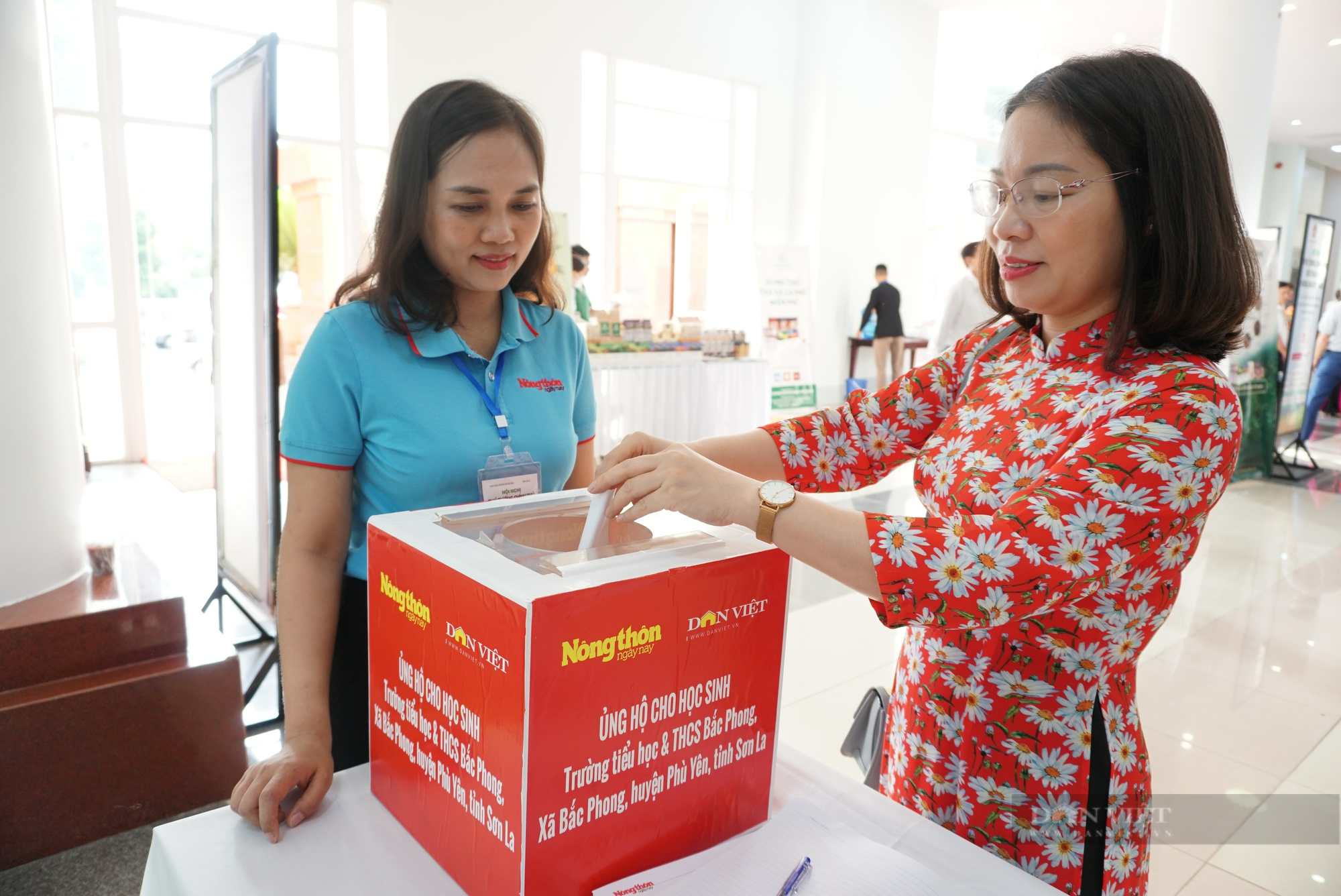 Đông đảo đại biểu tham dự Hội nghị Thủ tướng đối thoại với nông dân ủng hộ xây điểm trường Bó Mý - Ảnh 13.