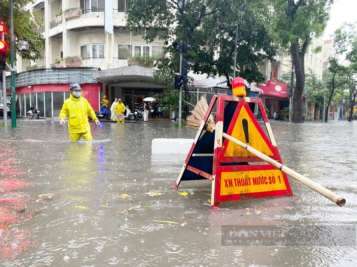 The life of Hanoians was turned upside down after a huge rainstorm, the car stalled on the road - Photo 8.