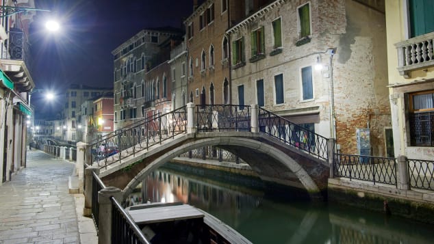 Tourists are punished when bathing naked, destroying relics in Venice - Photo 1.