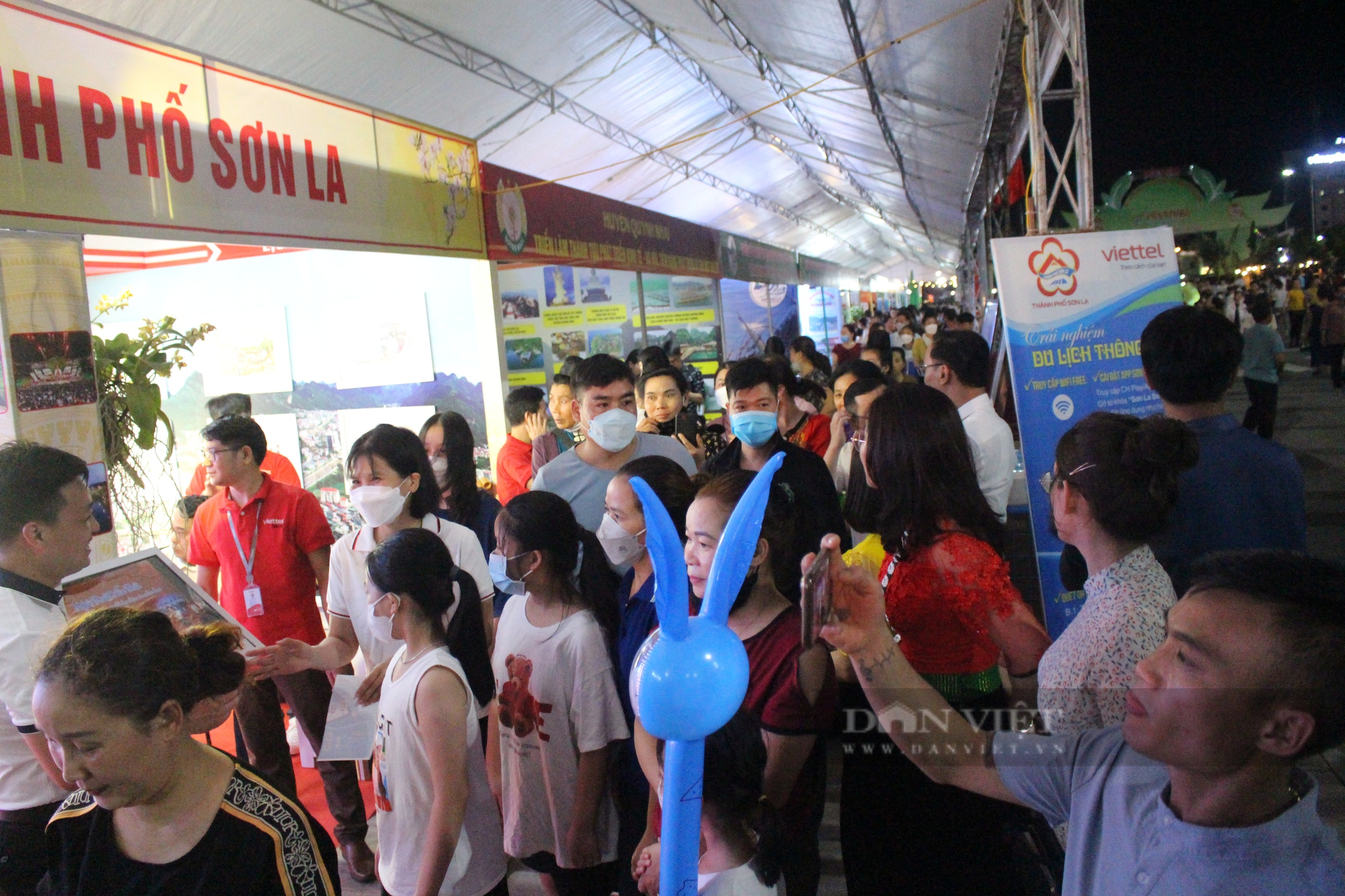 Các gian hàng miền trung hút khách trong buổi khai mạc Festival trái cây và sản phẩm OCOP Việt Nam năm 2022 - Ảnh 1.