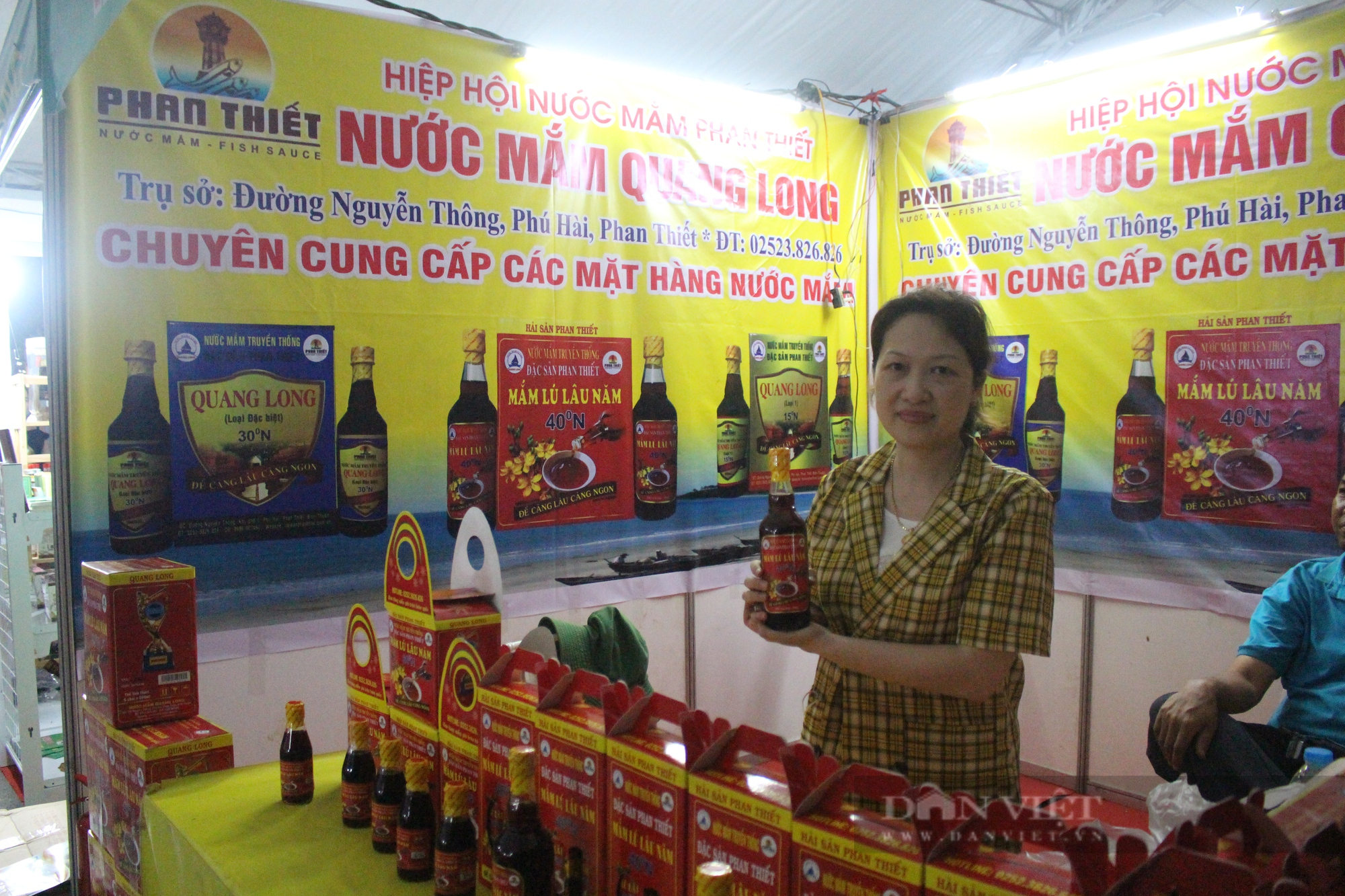 Các gian hàng miền trung hút khách trong buổi khai mạc Festival trái cây và sản phẩm OCOP Việt Nam năm 2022 - Ảnh 10.