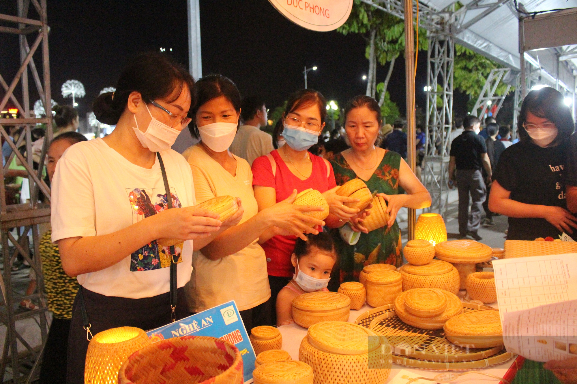 Các gian hàng miền trung hút khách trong buổi khai mạc Festival trái cây và sản phẩm OCOP Việt Nam năm 2022 - Ảnh 3.
