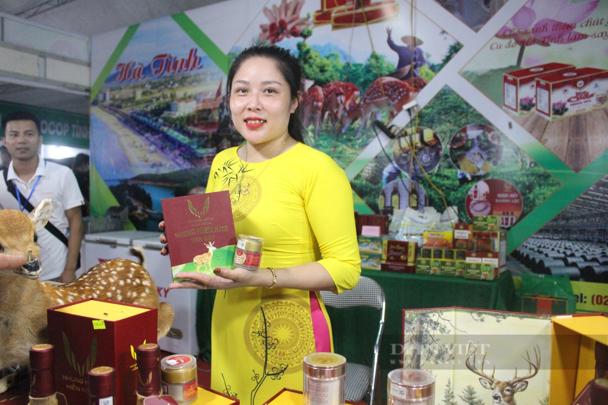Các gian hàng miền trung hút khách trong buổi khai mạc Festival trái cây và sản phẩm OCOP Việt Nam năm 2022 - Ảnh 5.