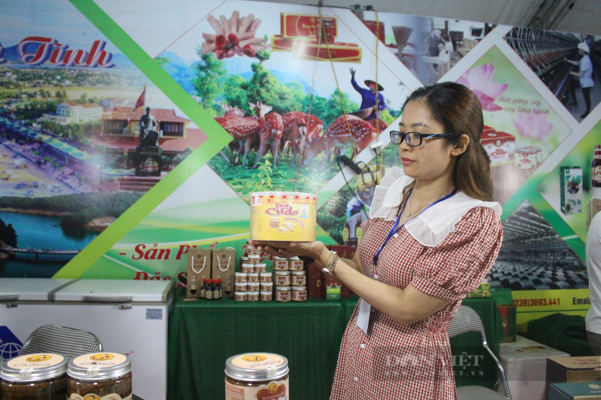 Các gian hàng miền trung hút khách trong buổi khai mạc Festival trái cây và sản phẩm OCOP Việt Nam năm 2022 - Ảnh 6.