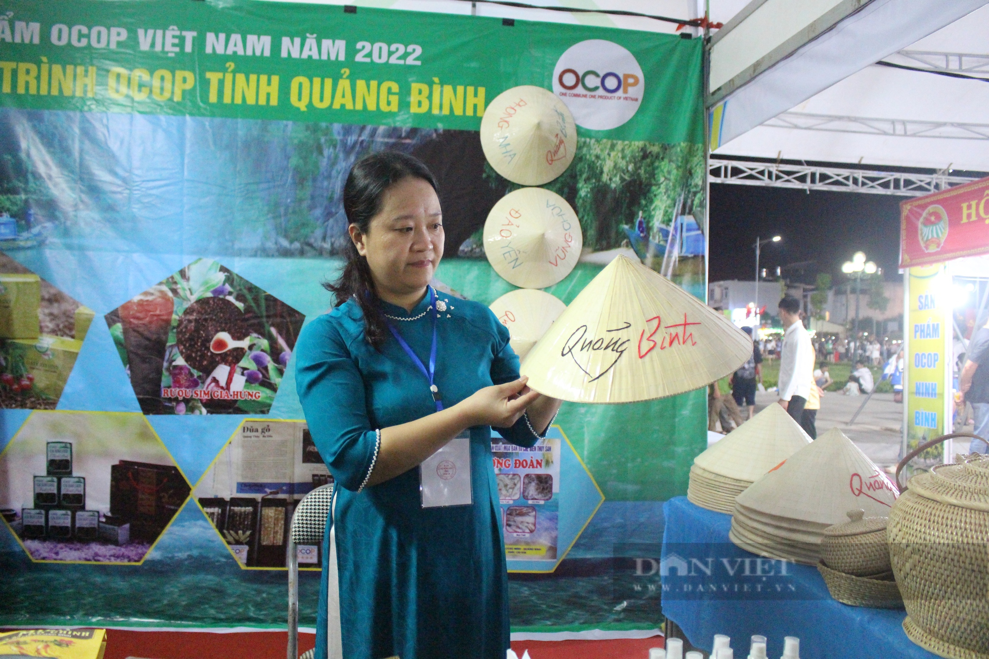 Các gian hàng miền trung hút khách trong buổi khai mạc Festival trái cây và sản phẩm OCOP Việt Nam năm 2022 - Ảnh 7.