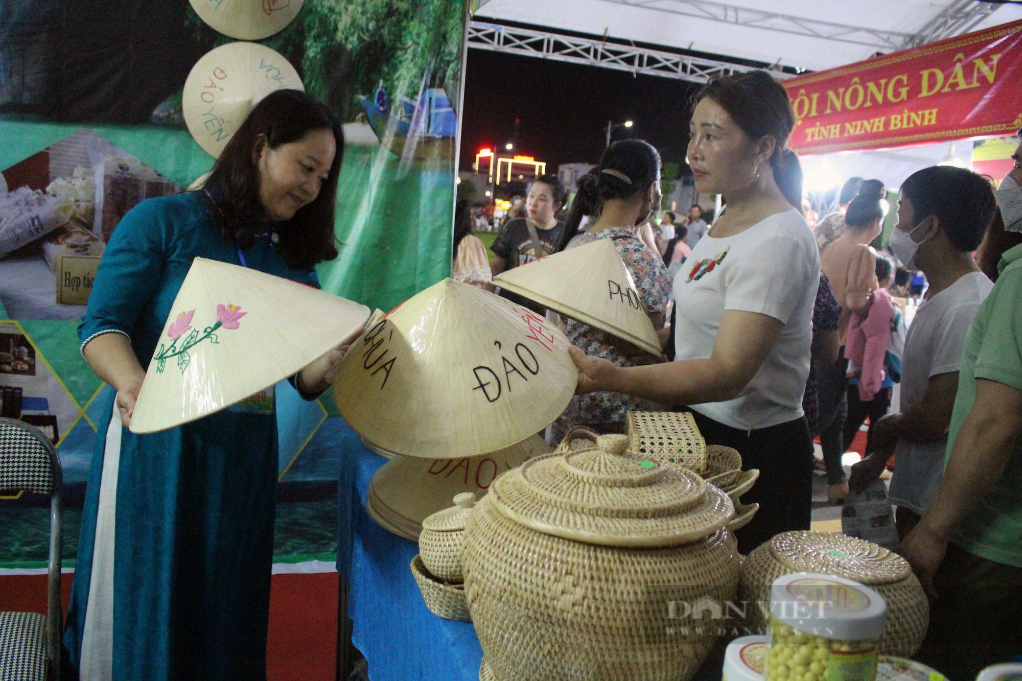 Các gian hàng miền trung hút khách trong buổi khai mạc Festival trái cây và sản phẩm OCOP Việt Nam năm 2022 - Ảnh 8.