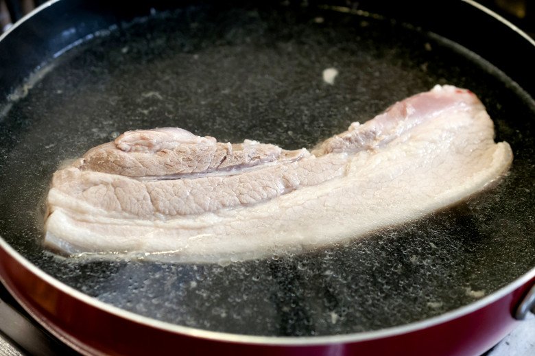 Boil pork, add this to ensure fragrant white, look like you want to eat it right away - Photo 3.