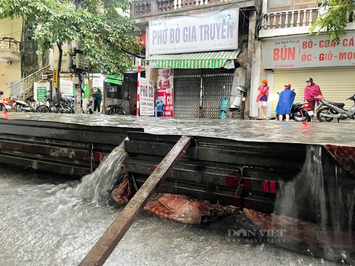 Cuộc sống người Hà Nội đảo lộn sau mưa dông cực lớn, xe chết máy dắt la liệt trên đường - Ảnh 6.
